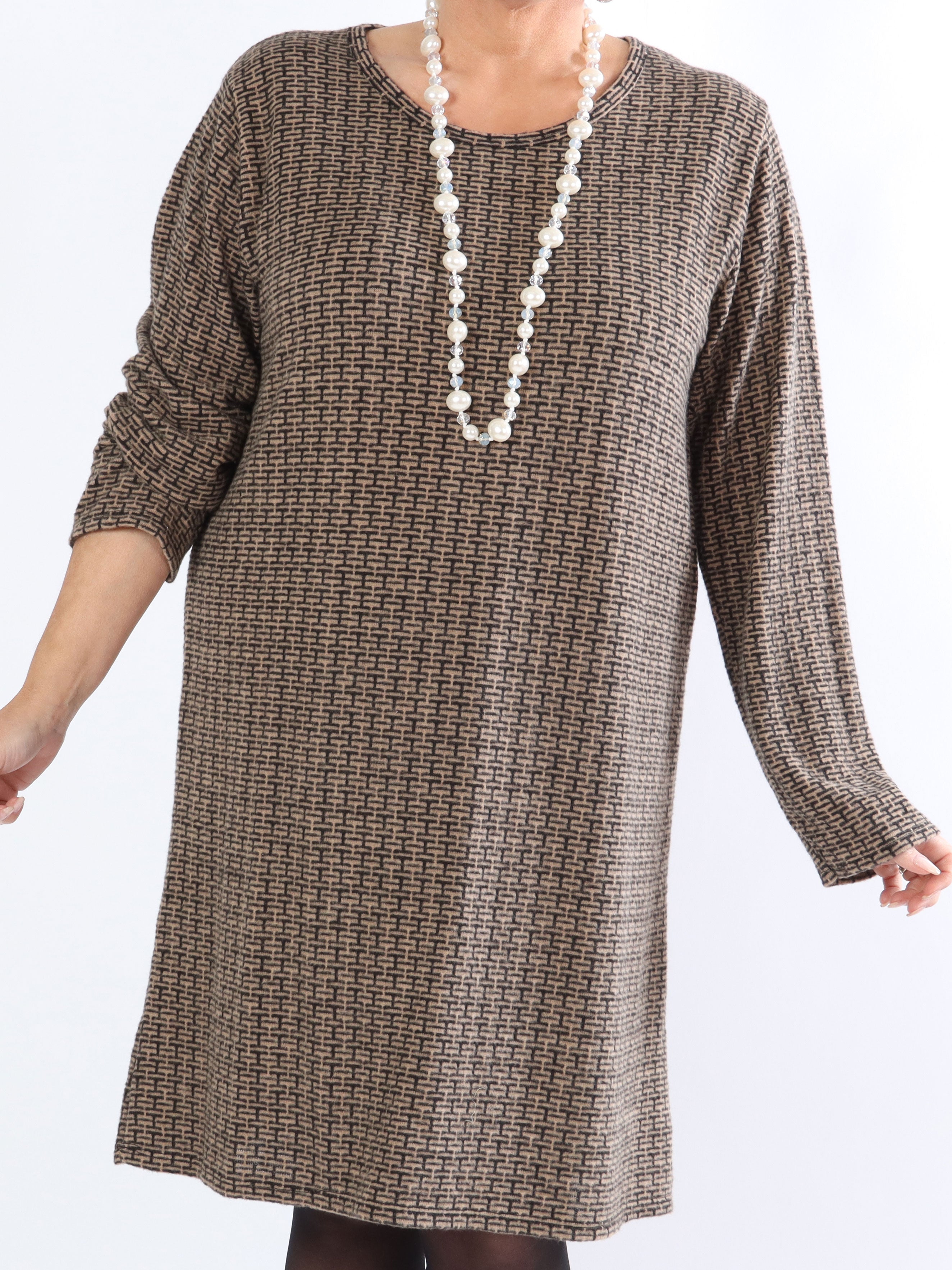 Nelma - Fin plus size kjole med mønstre