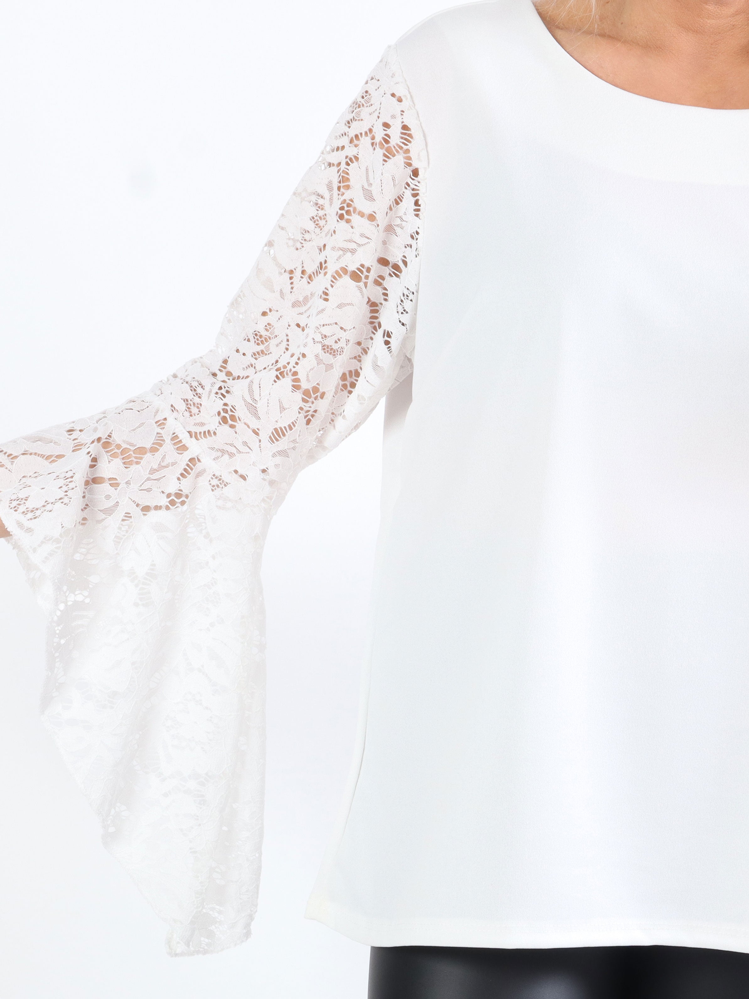 Nesia - Sød plus size bluse med fine blondeærmer