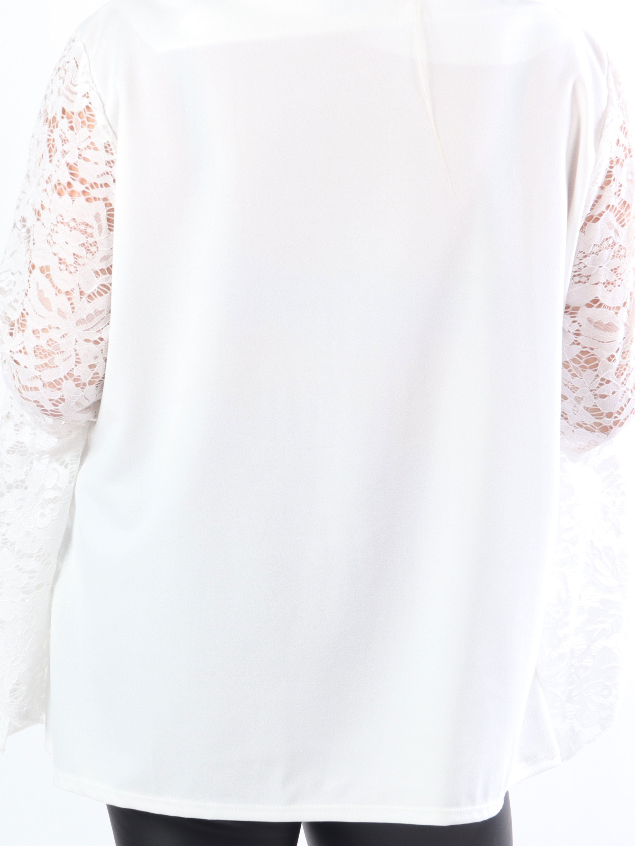 Nesia - Sød plus size bluse med fine blondeærmer