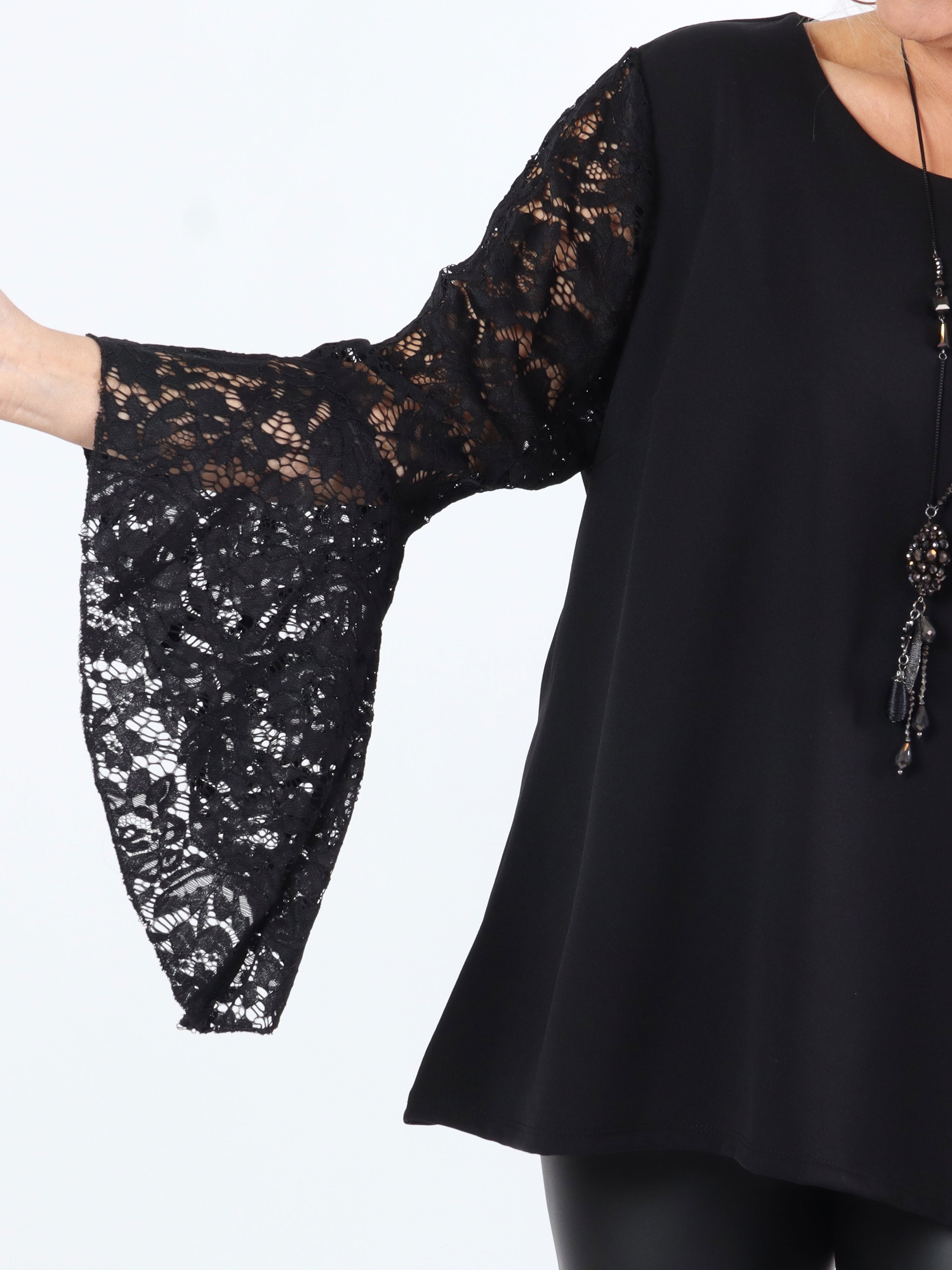 Nesia - Sød plus size bluse med fine blondeærmer