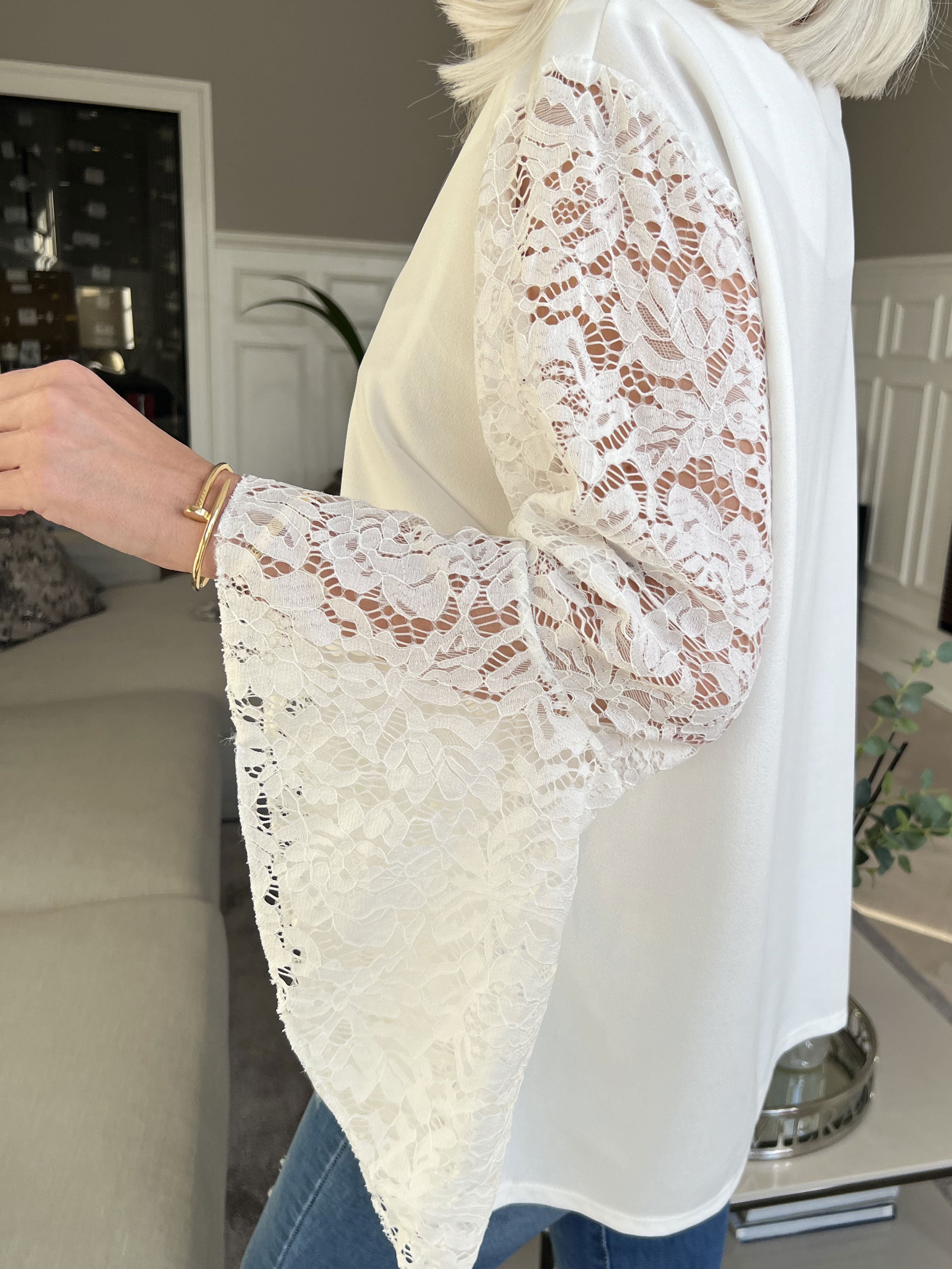 Nesia - Feminin bluse med fine blondeærmer