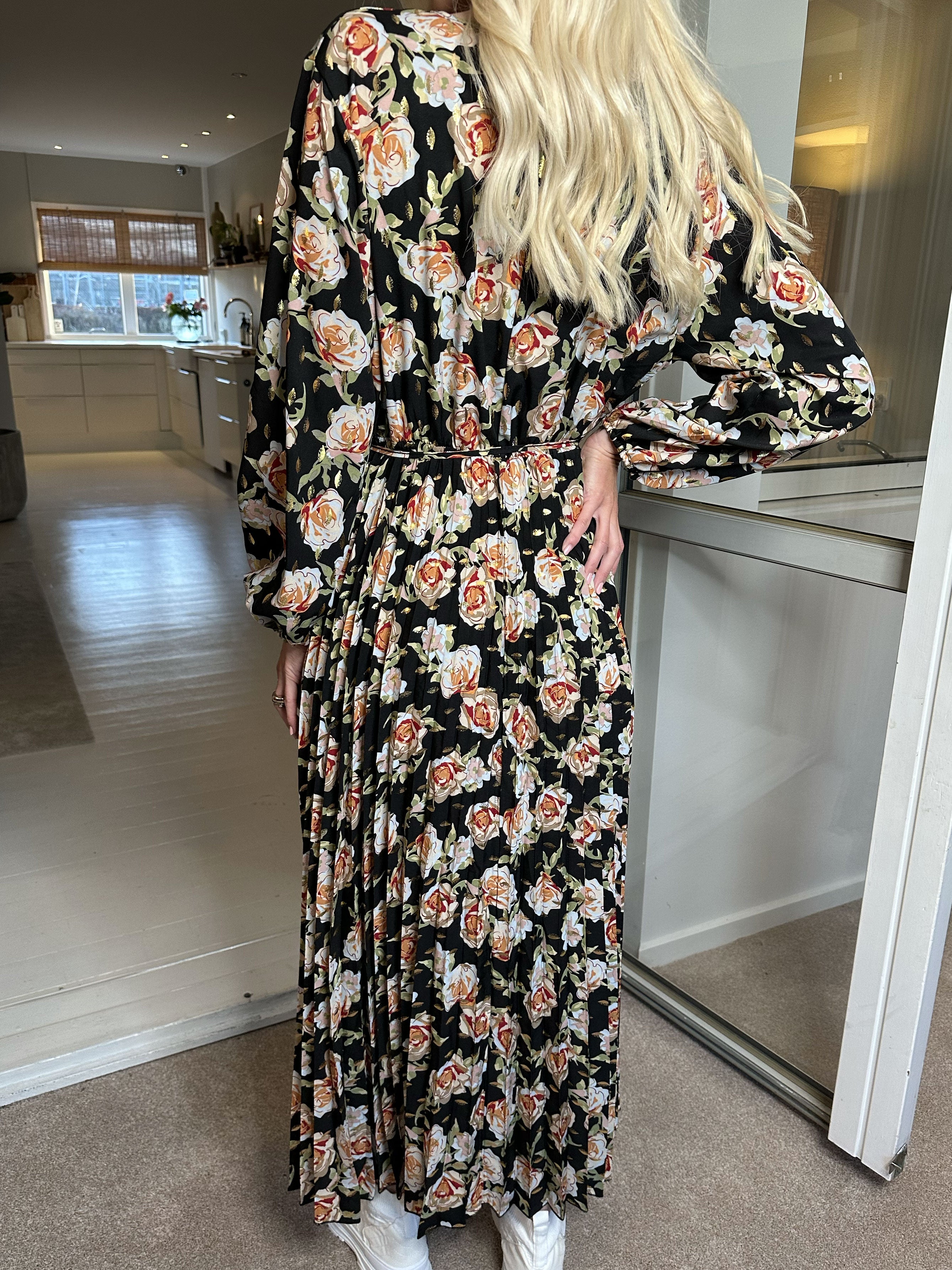 Marinella Rose -  Smuk lang kjole med rosemotiv