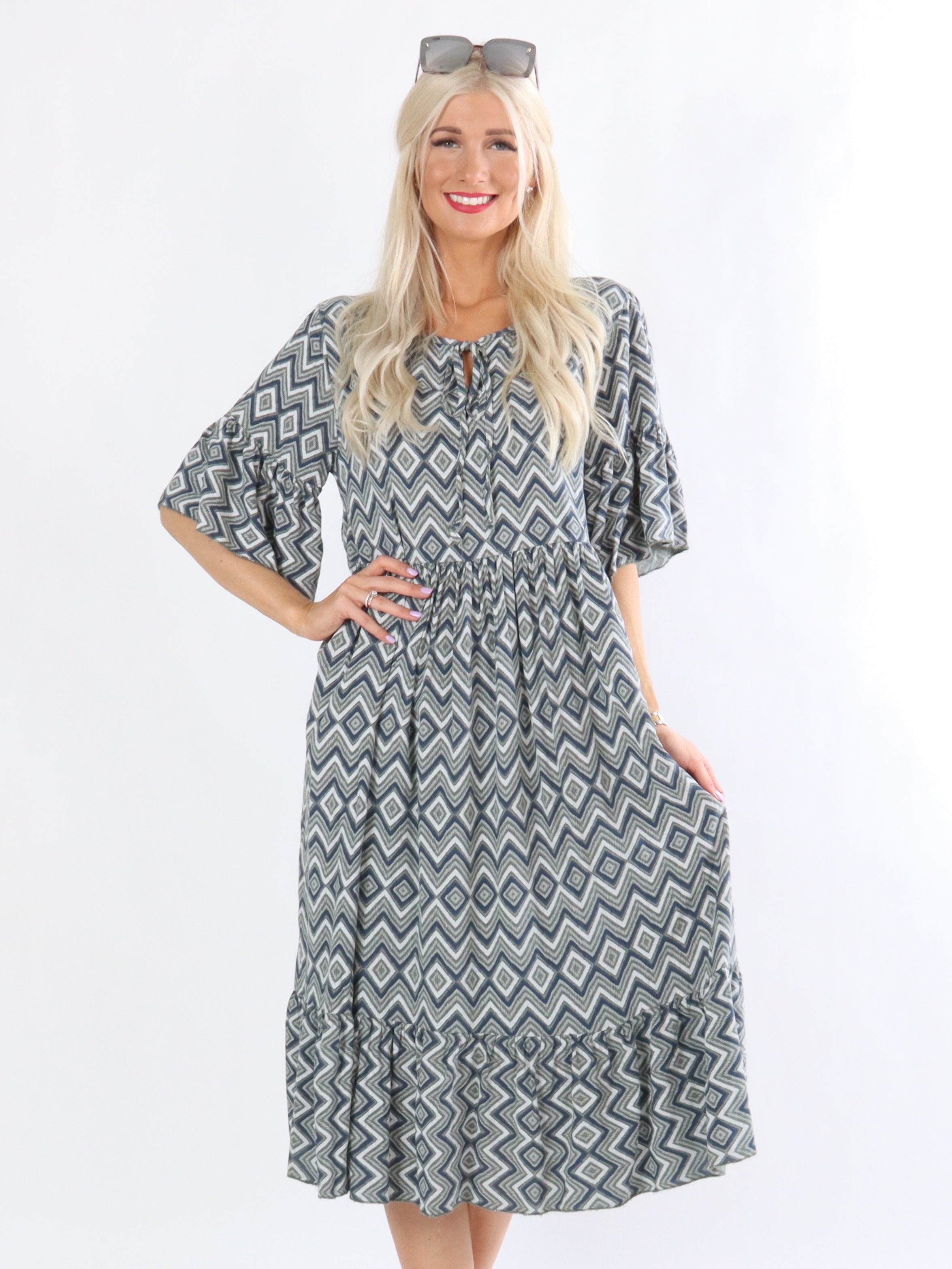 Noa - Armygrøn lang mønstret kjole med lille bindebånd i udskæringen