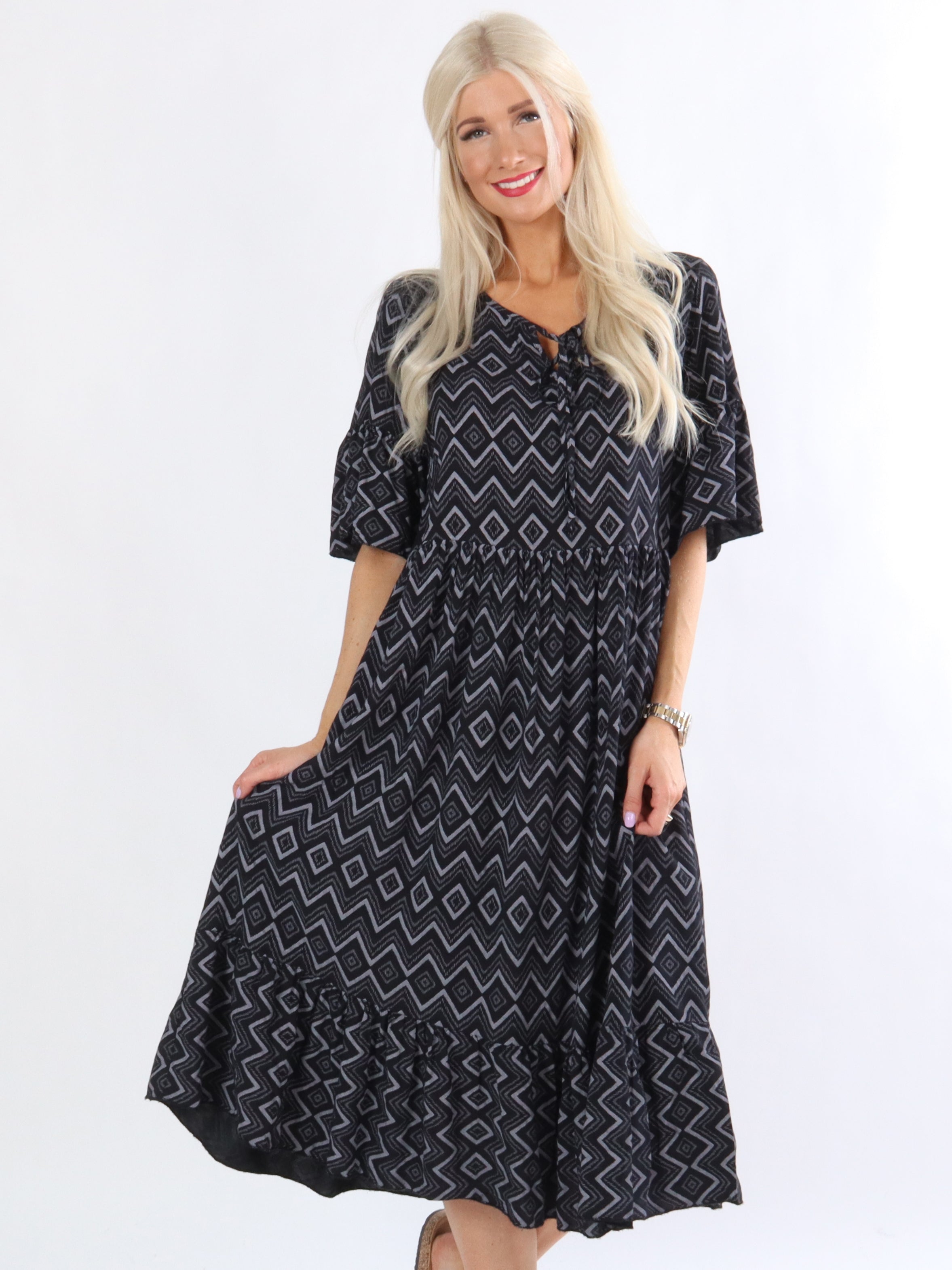 Noa - Armygrøn lang mønstret kjole med lille bindebånd i udskæringen