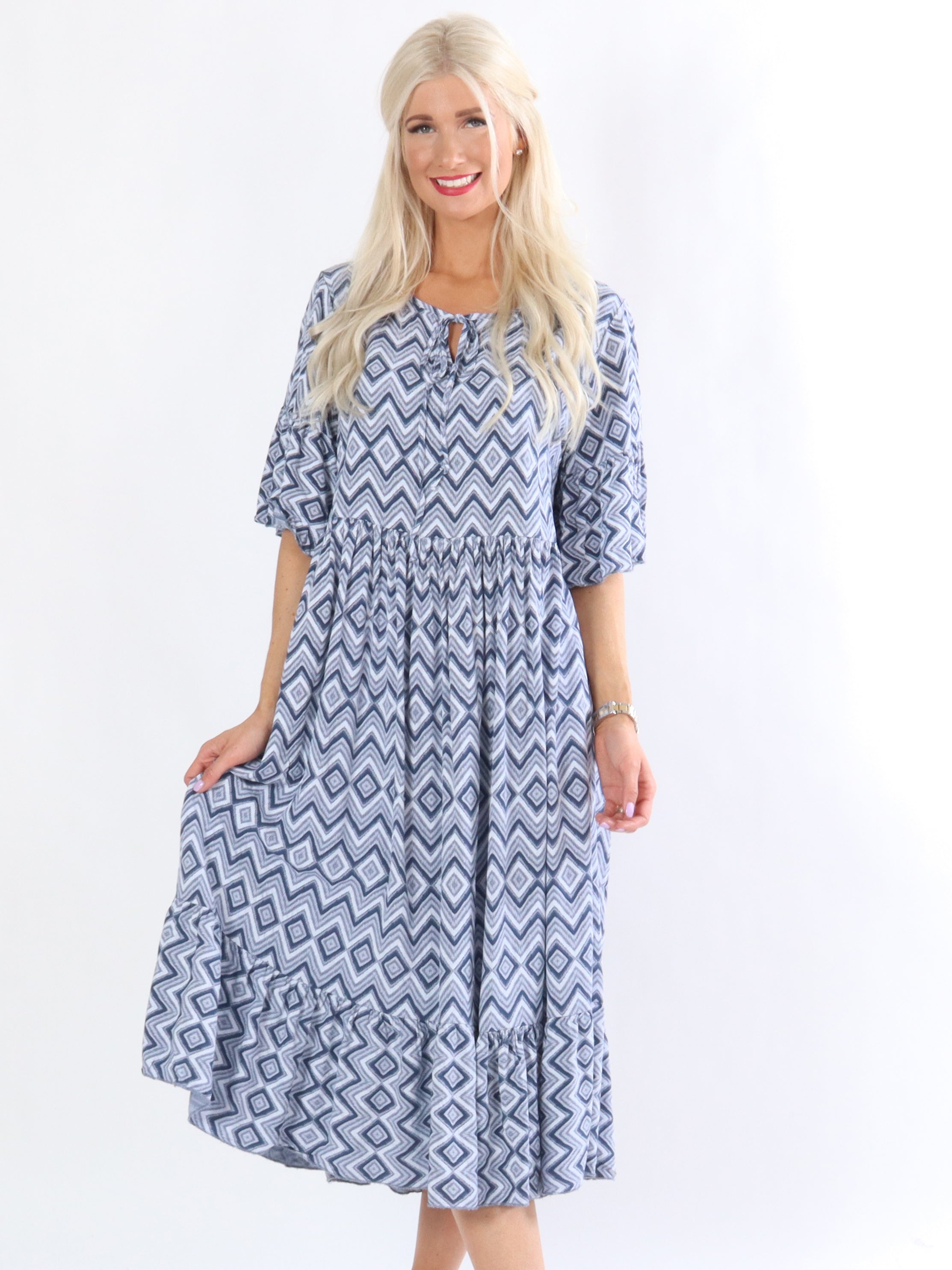 Noa - Armygrøn lang mønstret kjole med lille bindebånd i udskæringen