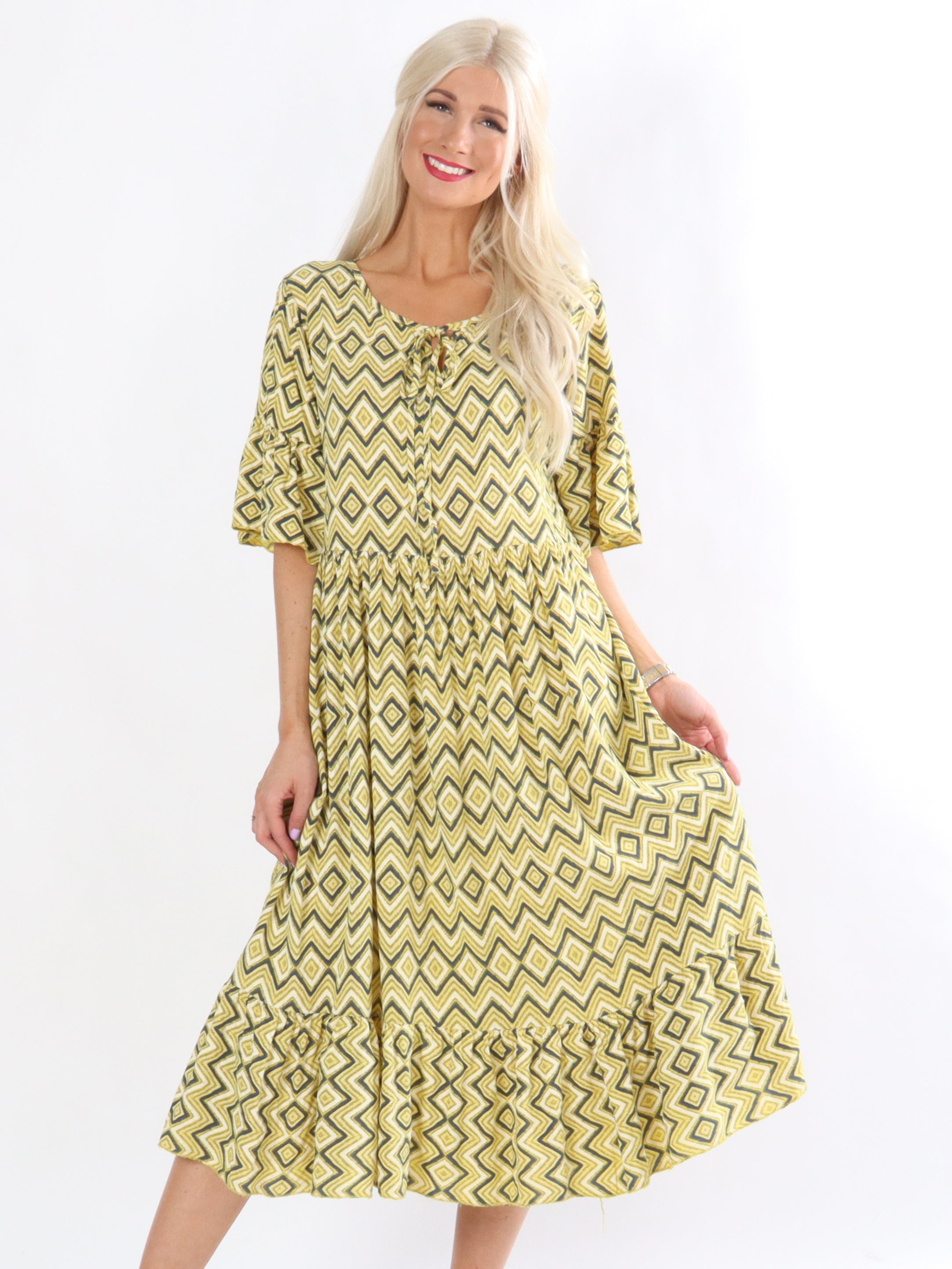 Noa - Armygrøn lang mønstret kjole med lille bindebånd i udskæringen