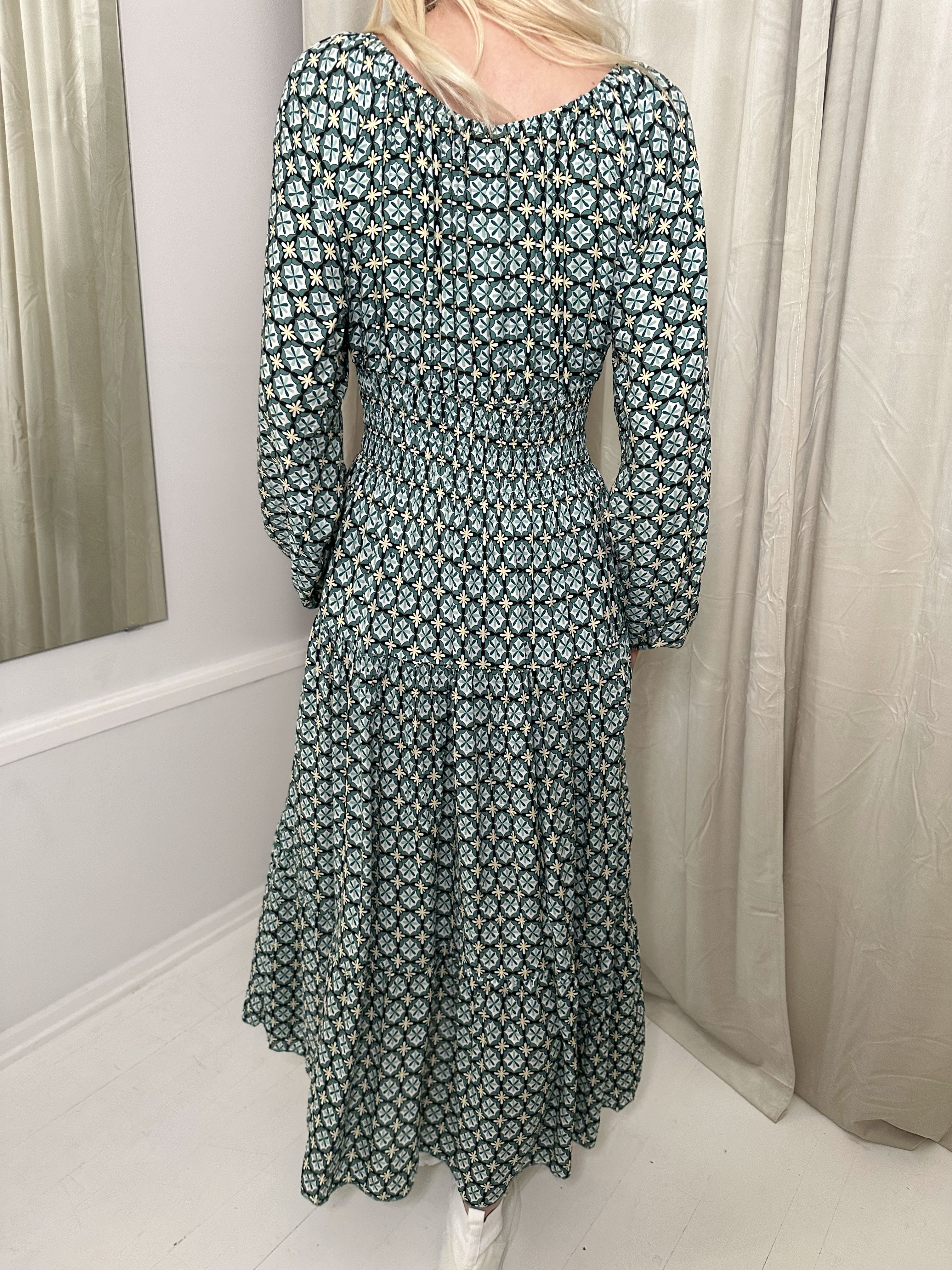 Noemi - Lang kjole med bred elastik i taljen