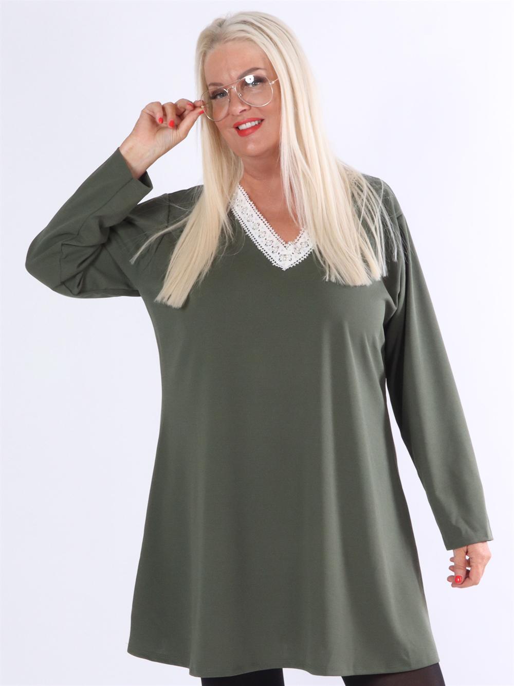 Norina - Armygrøn kjole med broderinger og perler på udskæringen