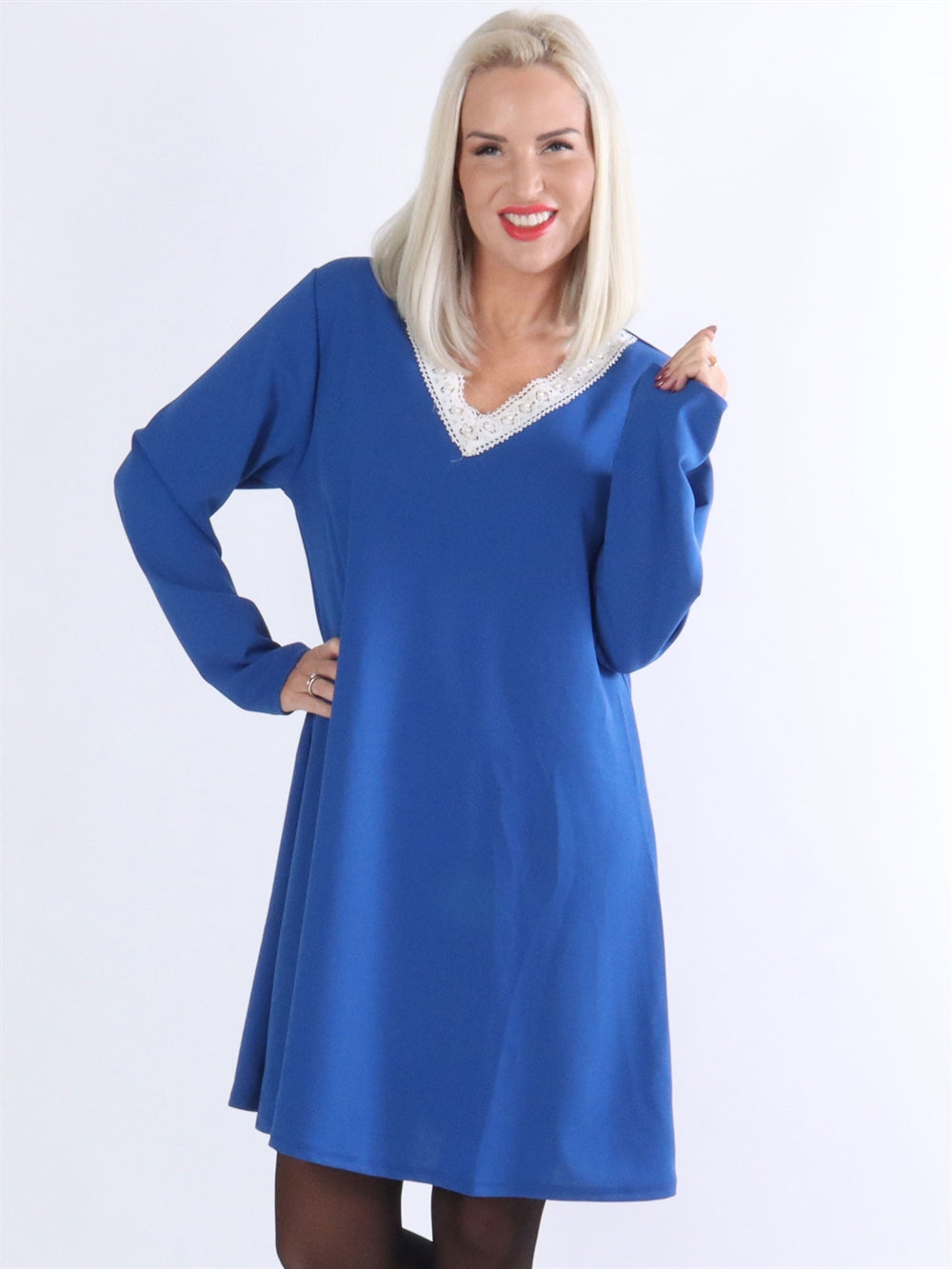 Norina - Armygrøn kjole med broderinger og perler på udskæringen