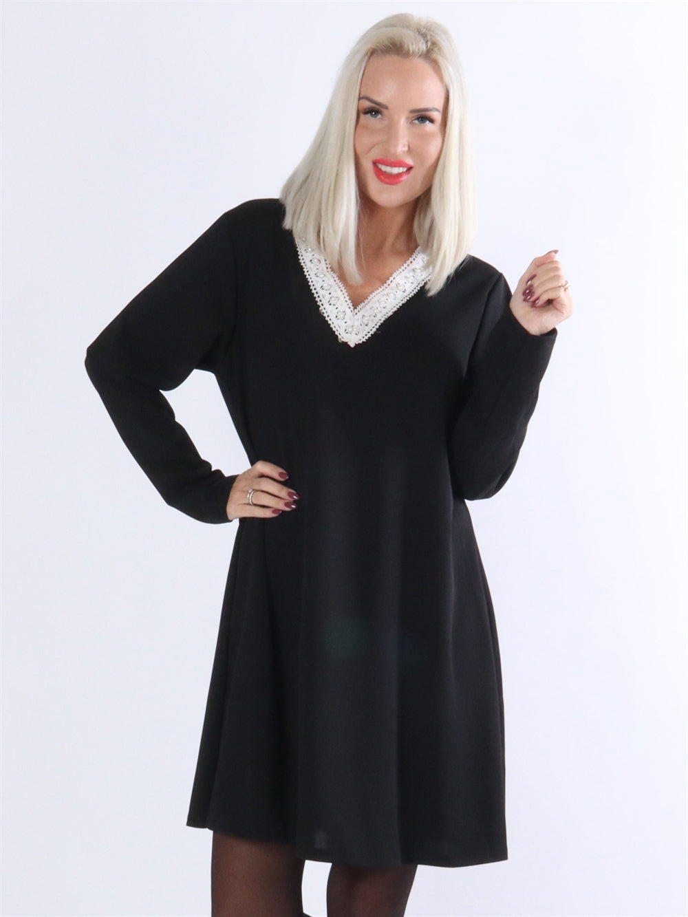 Norina - Armygrøn kjole med broderinger og perler på udskæringen