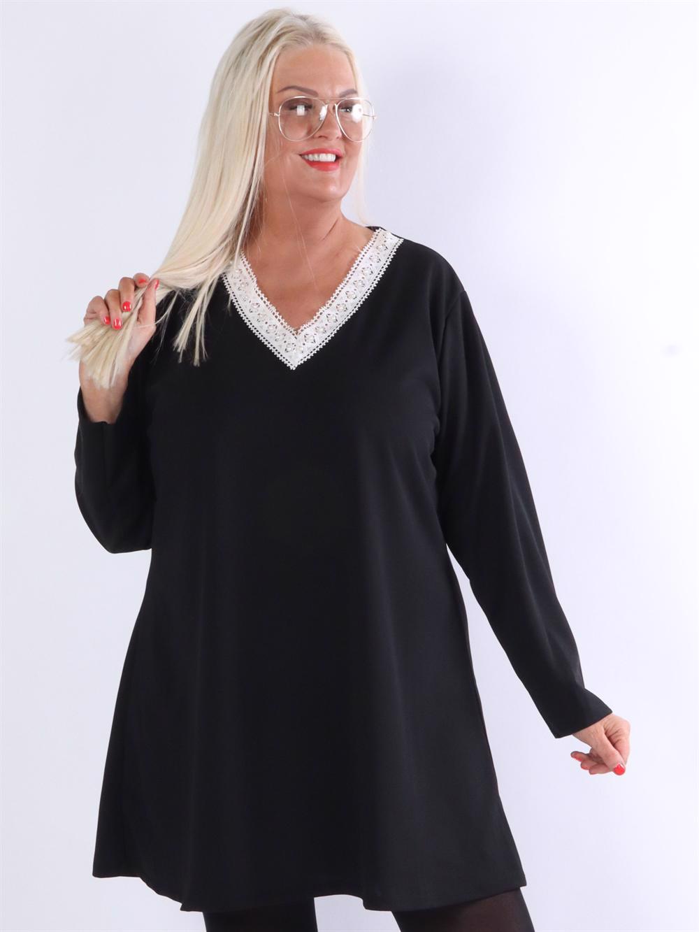 Norina - Armygrøn kjole med broderinger og perler på udskæringen