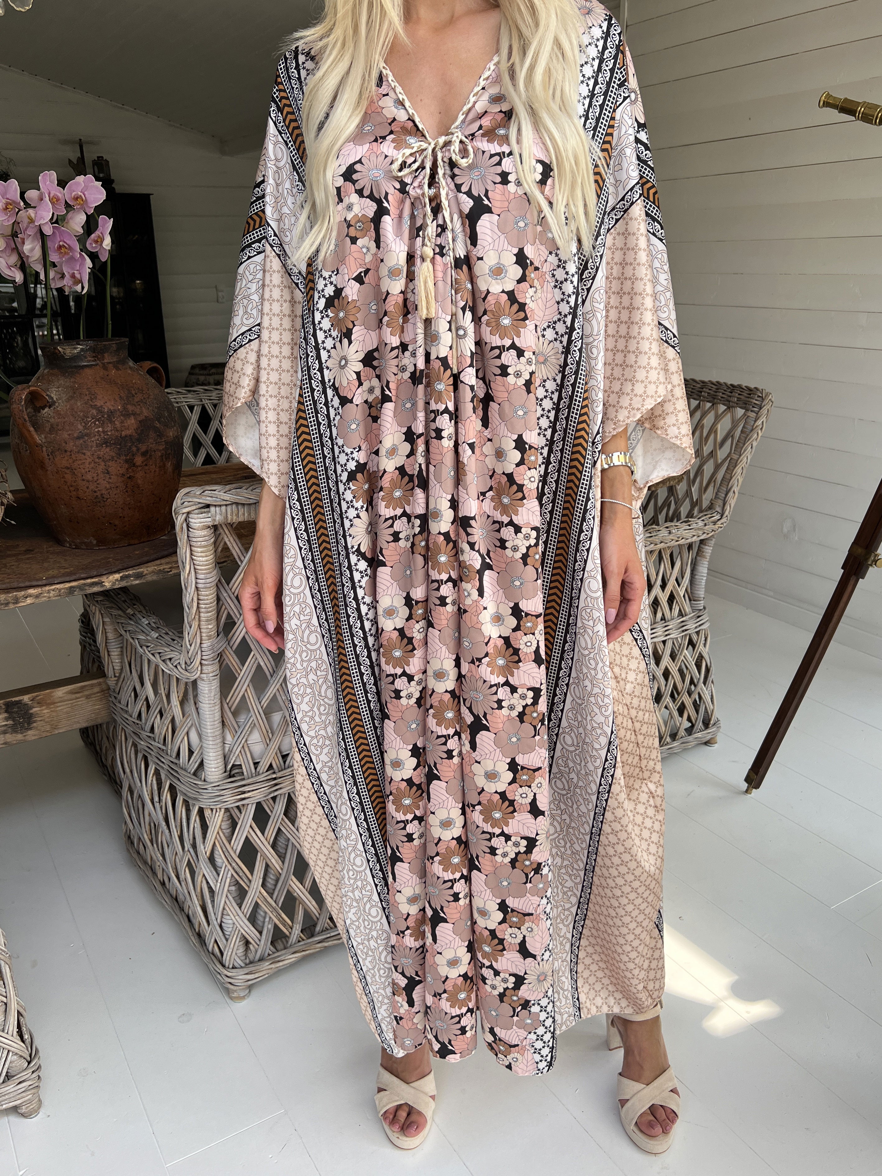 Nynne - Lang løs kjole med flettet snore