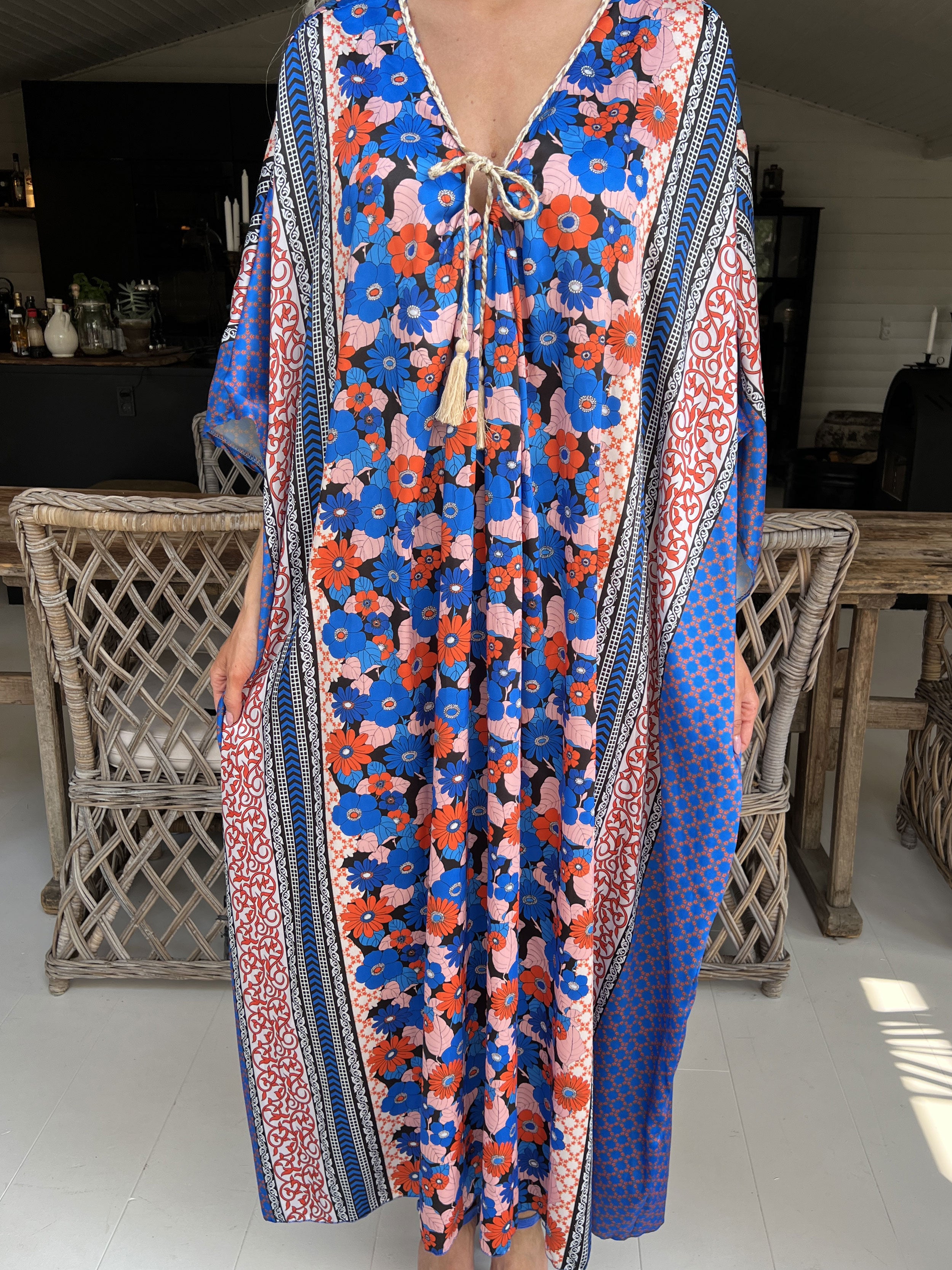 Nynne - Lang løs kjole med flettet snore