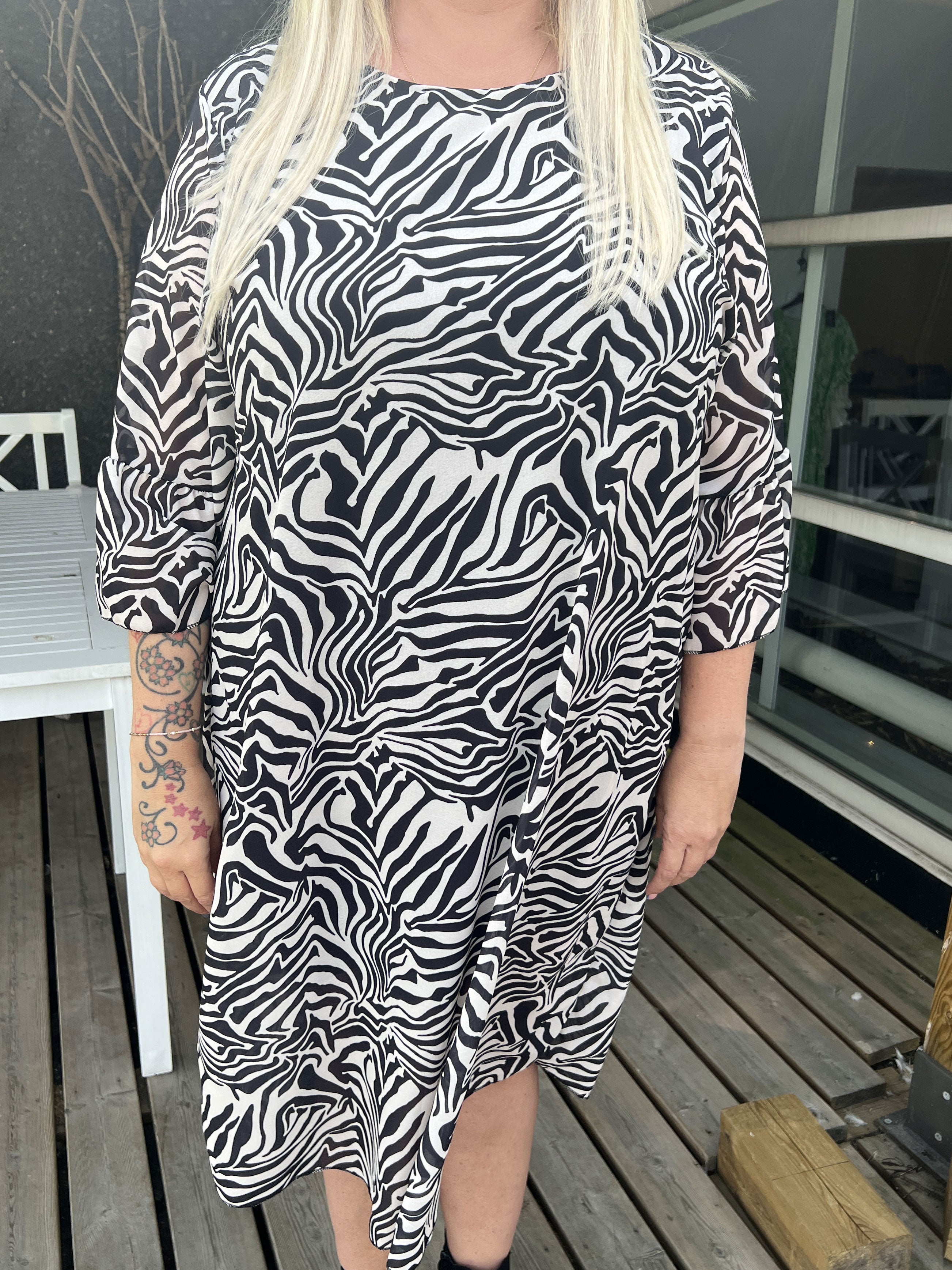 Olive -  Zebramønstret kjole med fint ærme i plus size