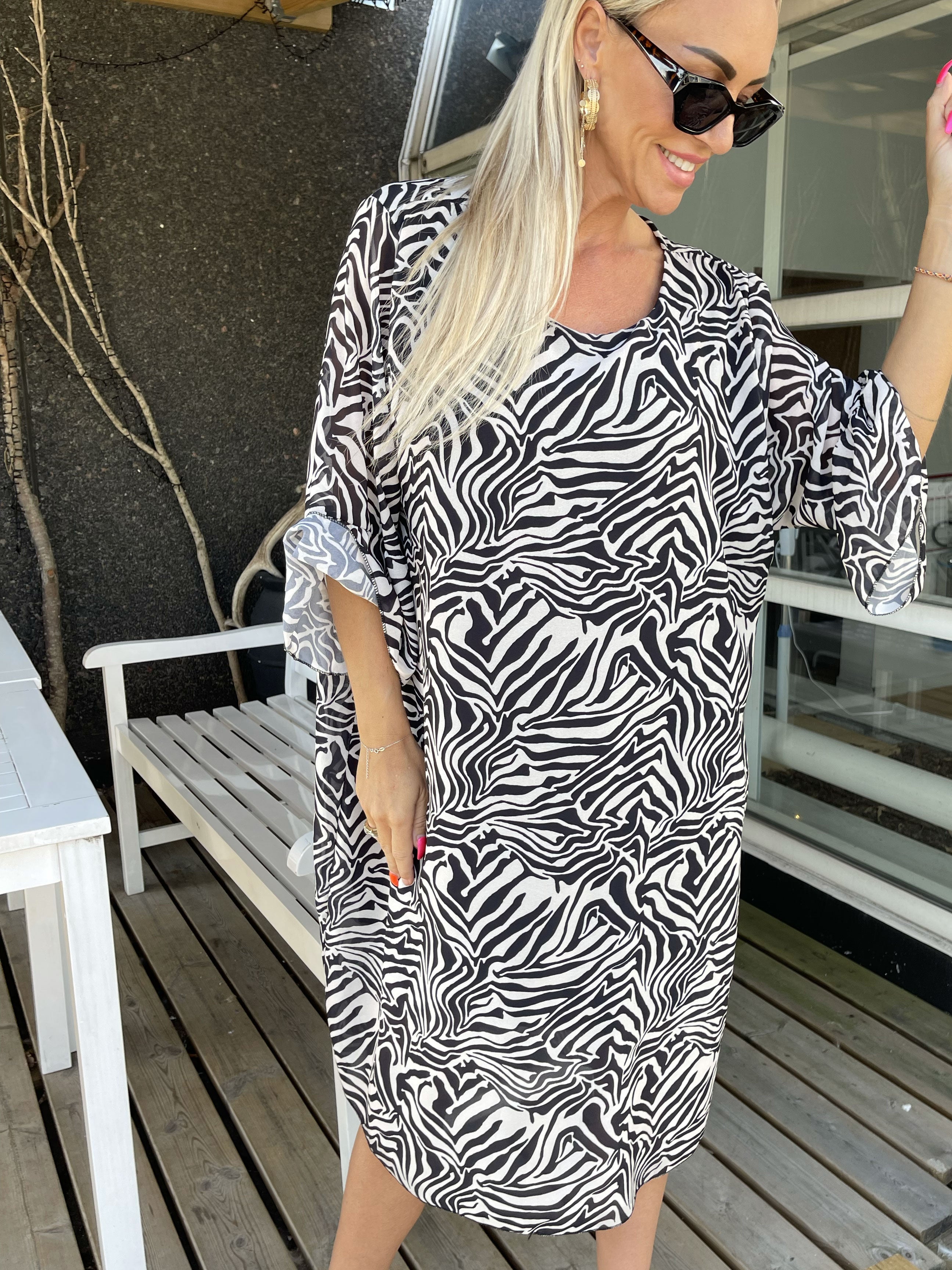 Olive - Kjole med zebra mønster