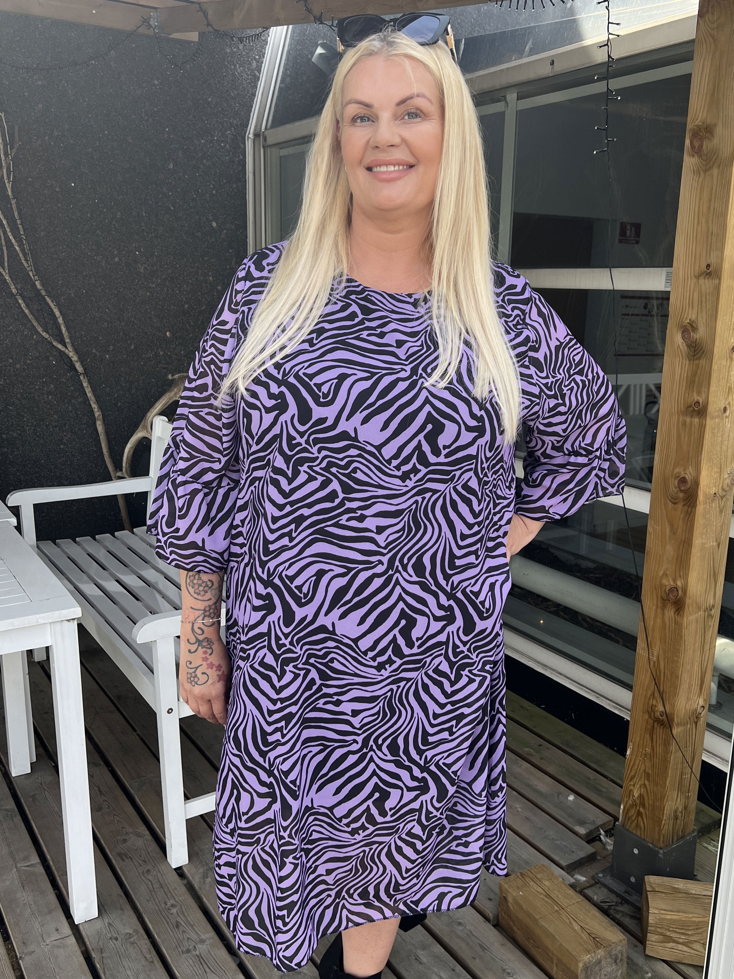 Olive -  Zebramønstret kjole med fint ærme i plus size