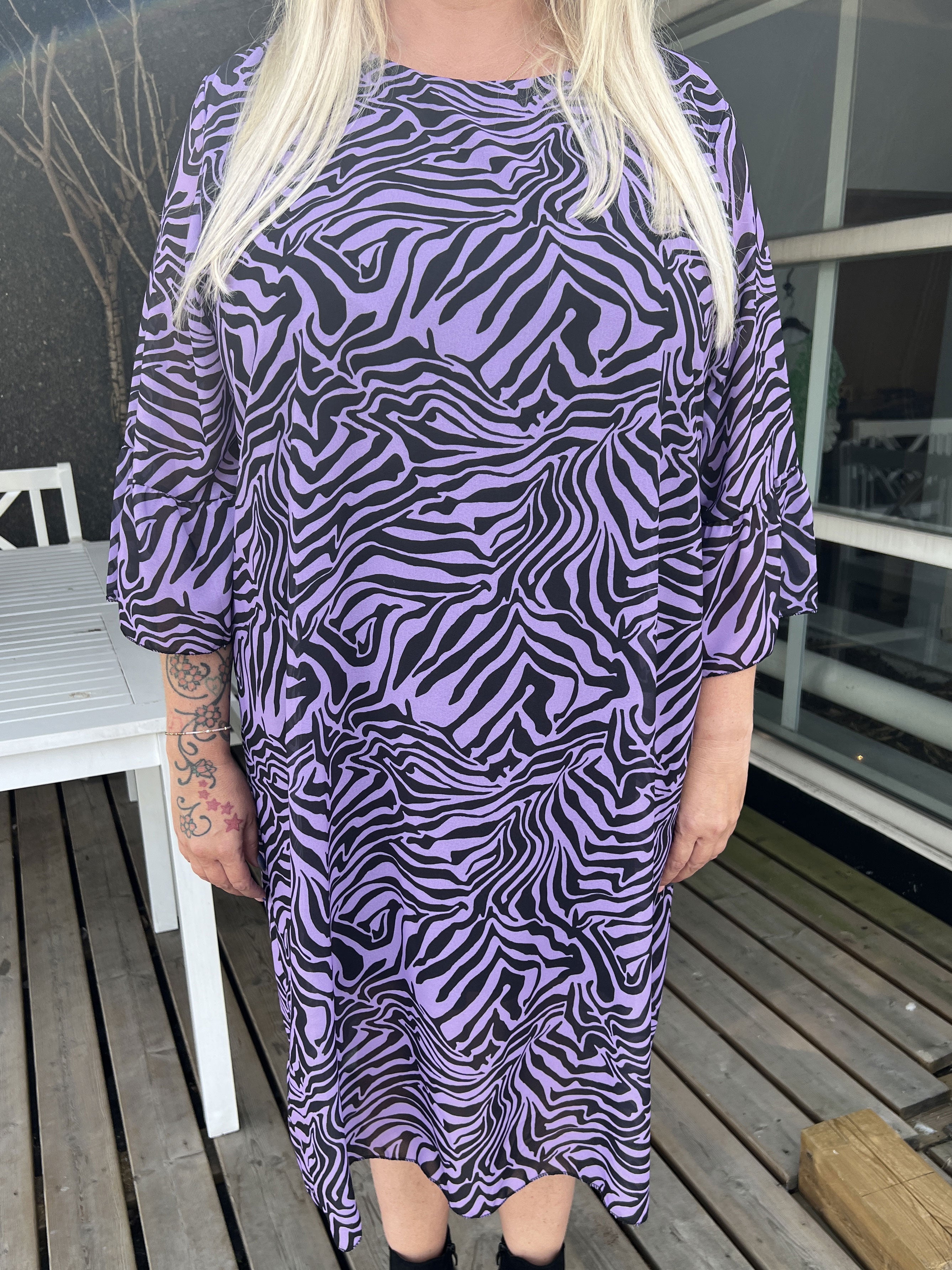 Olive -  Zebramønstret kjole med fint ærme i plus size