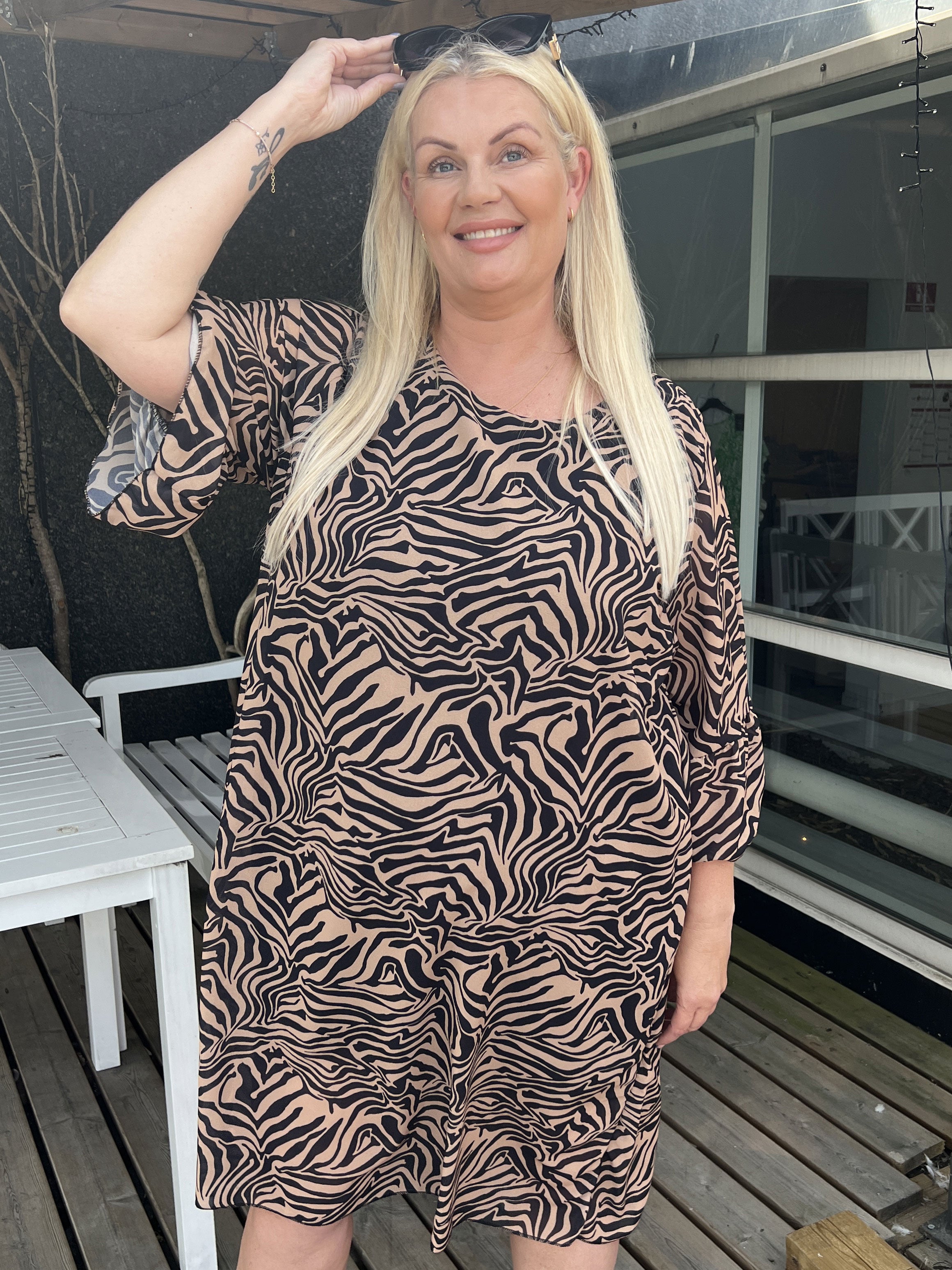 Olive -  Zebramønstret kjole med fint ærme i plus size