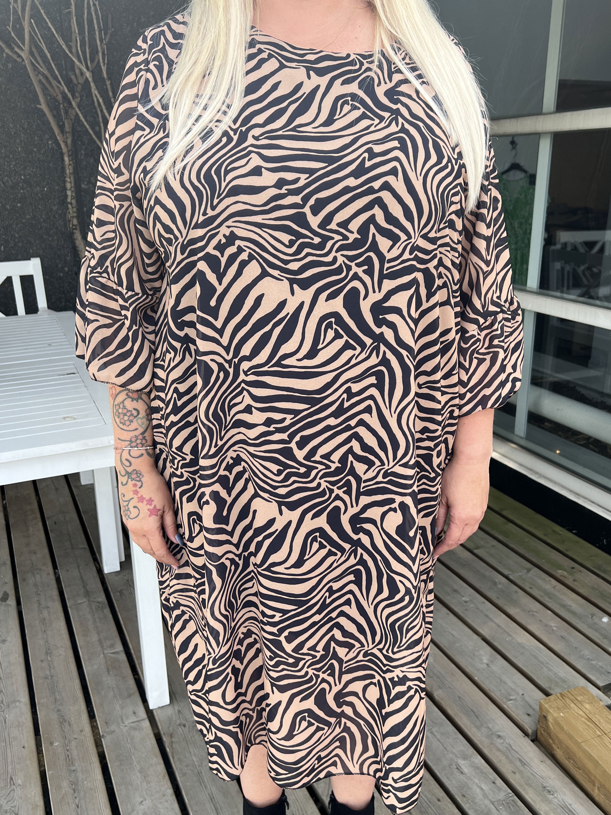 Olive -  Zebramønstret kjole med fint ærme i plus size