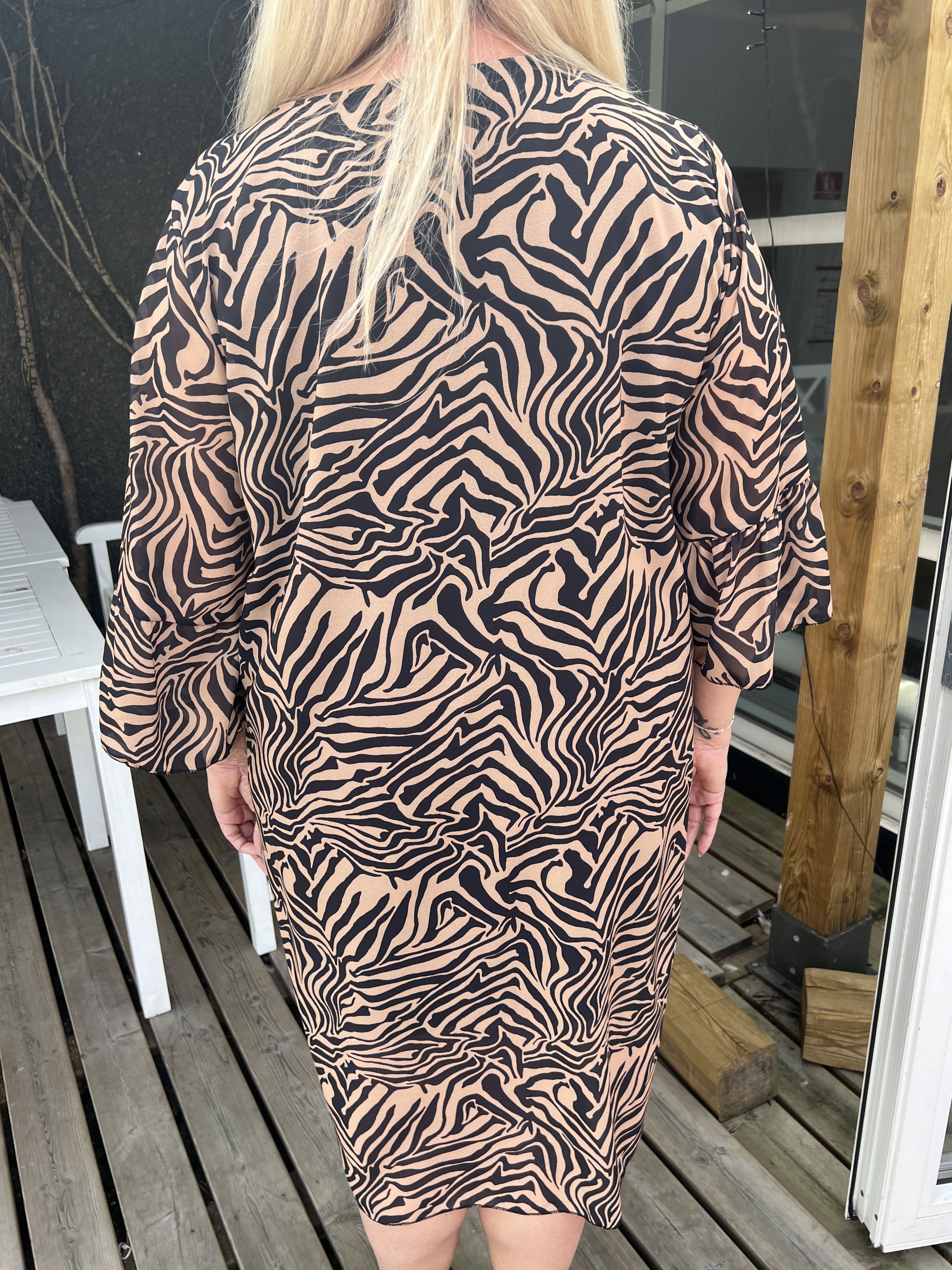 Olive -  Zebramønstret kjole med fint ærme i plus size