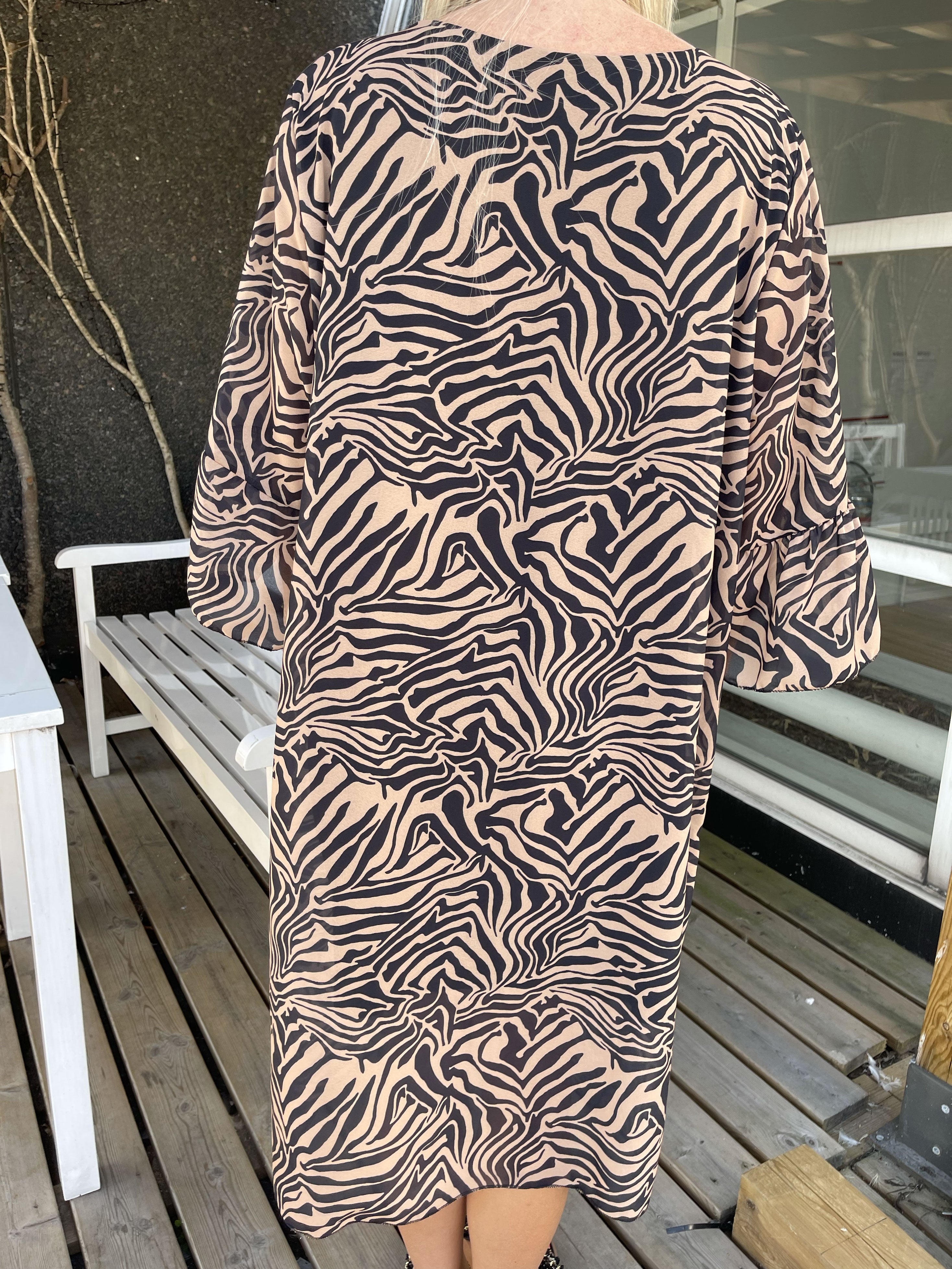 Olive - Kjole med zebra mønster