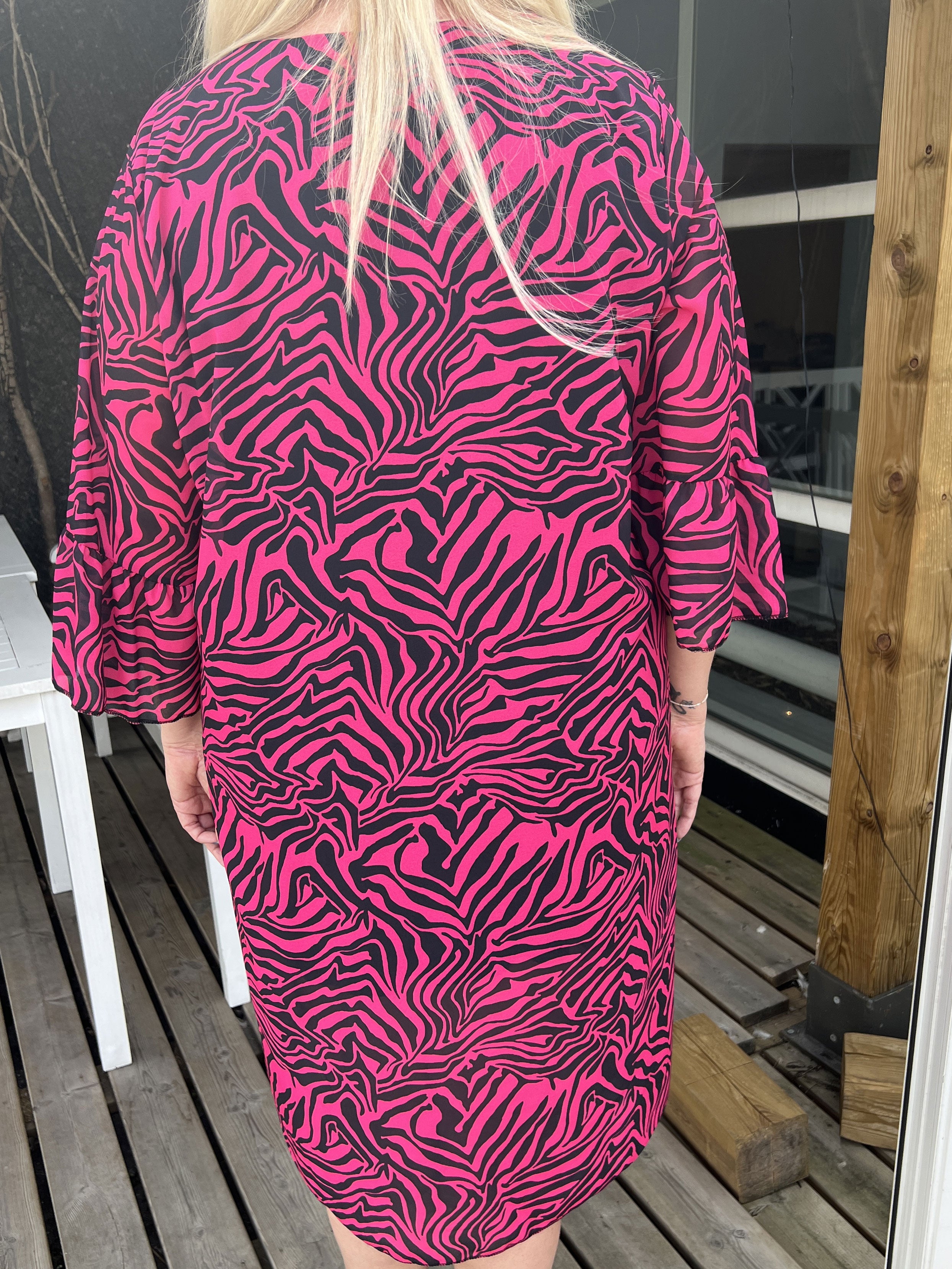 Olive -  Zebramønstret kjole med fint ærme i plus size