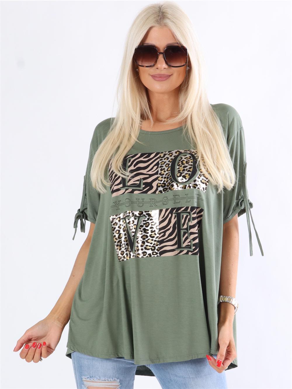 Omega - Armygrøn t-shirt med motiv og tekst foran