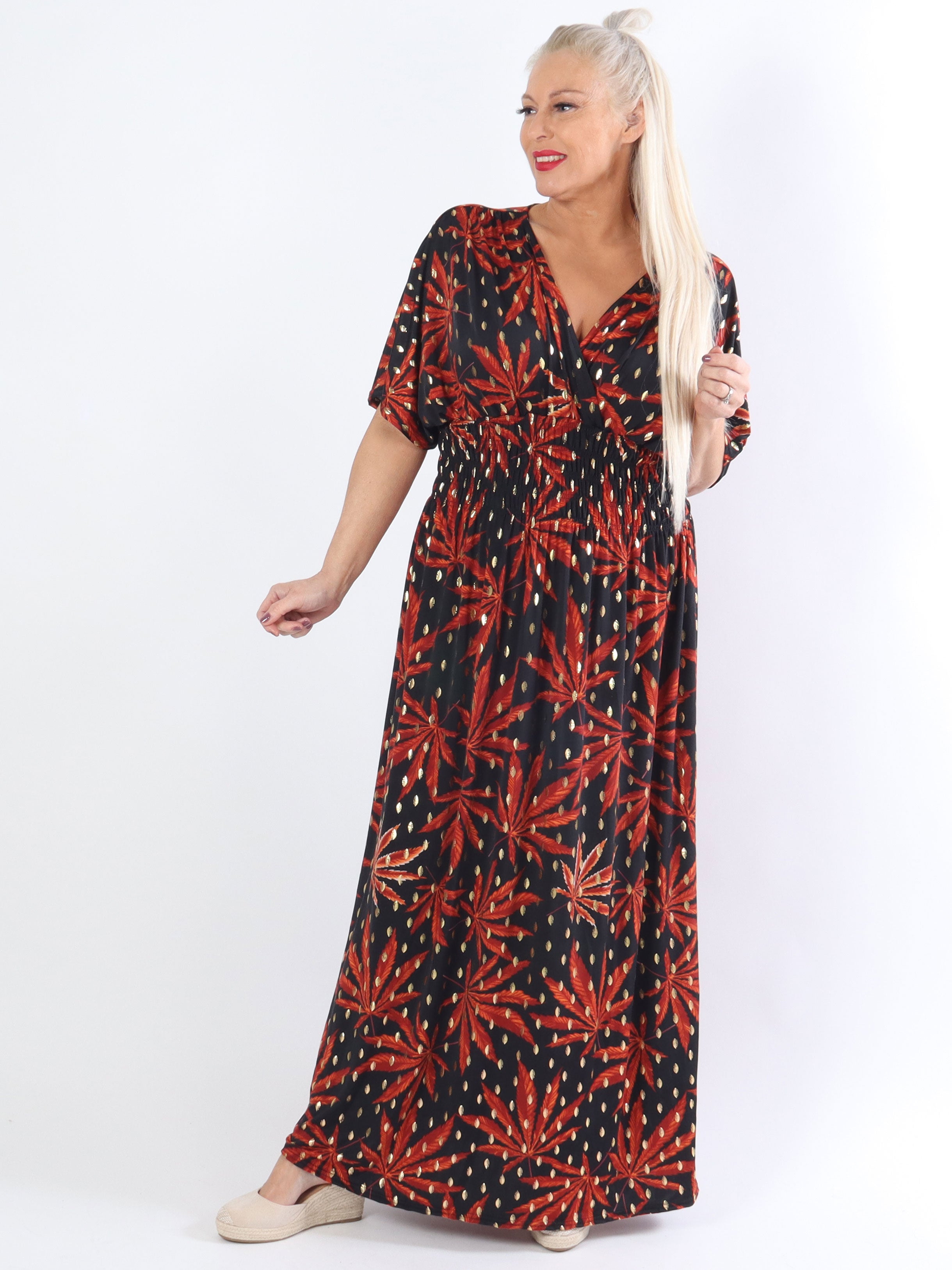 Pams Leaf - Lang elastisk plus size kjole i krølfrit stof