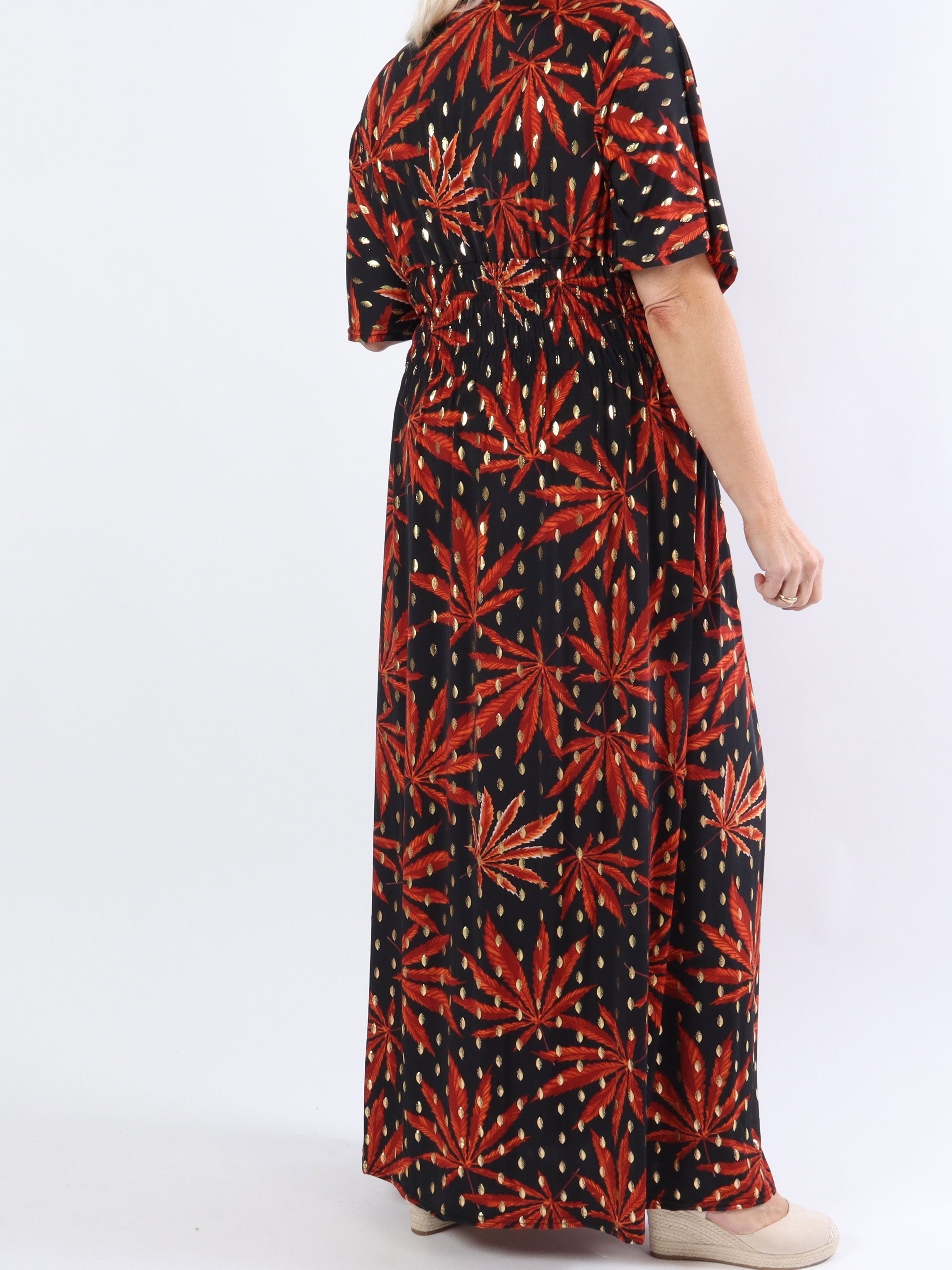 Pams Leaf - Lang elastisk plus size kjole i krølfrit stof