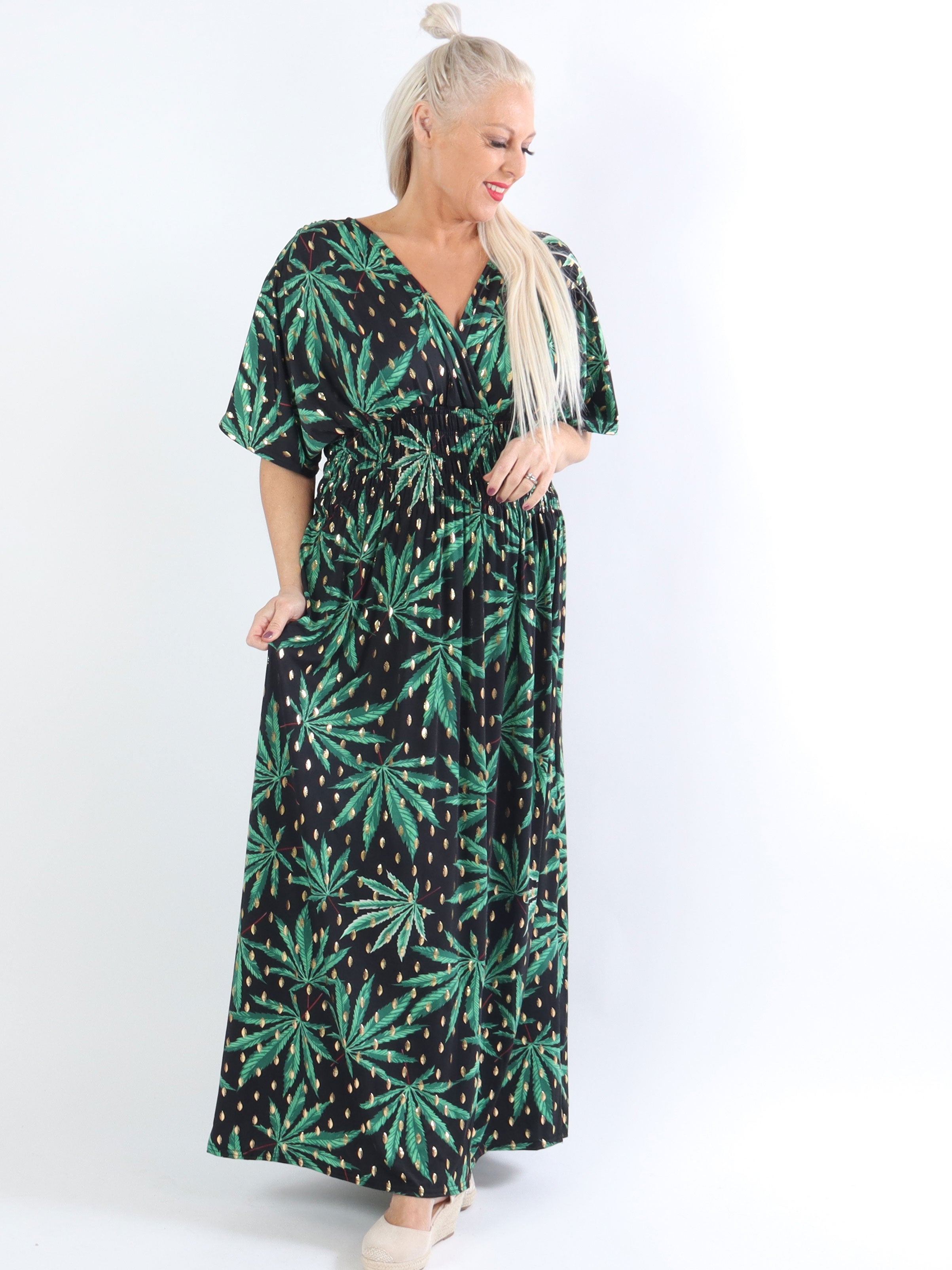 Pams Leaf - Lang elastisk plus size kjole i krølfrit stof