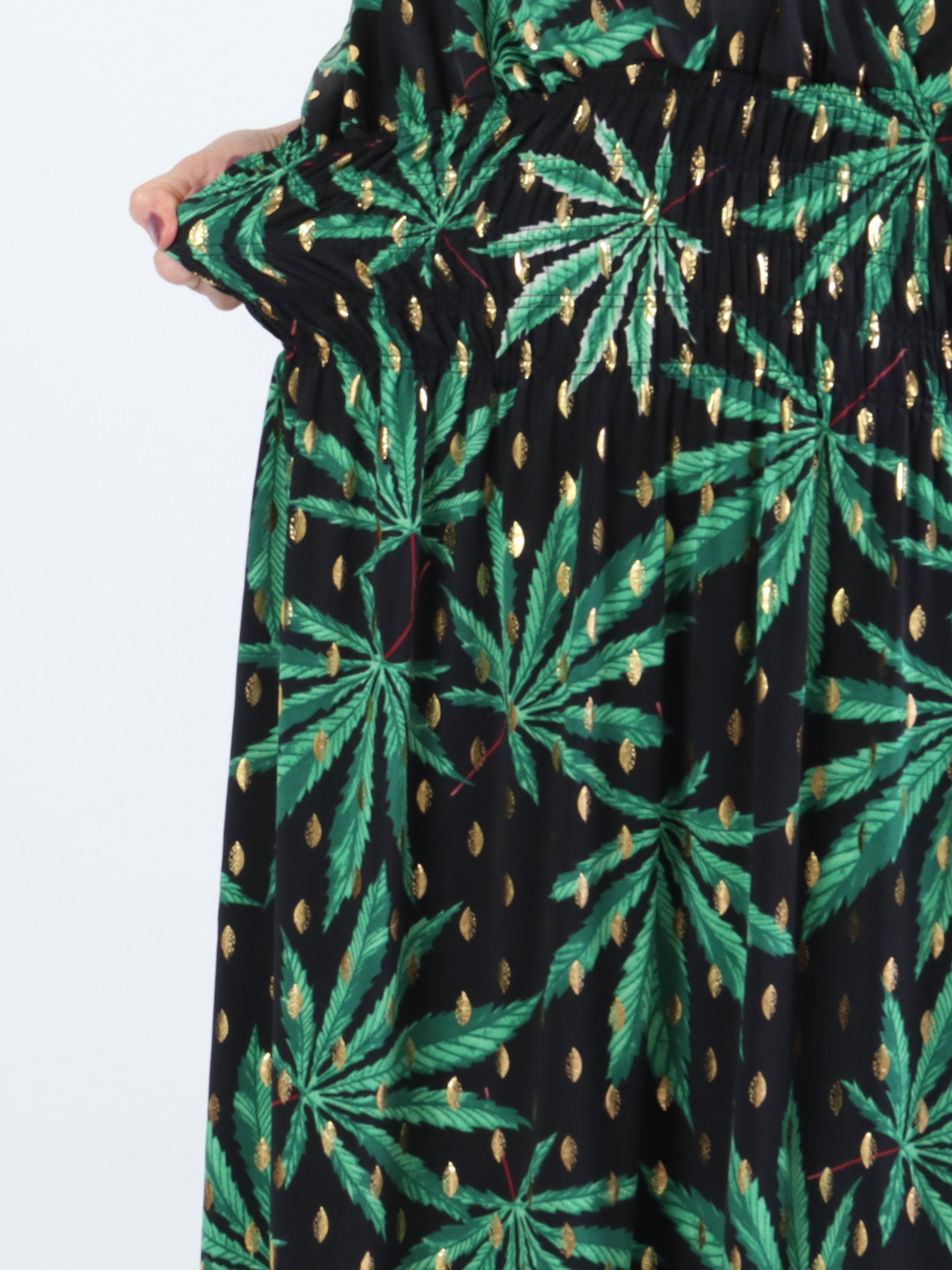 Pams Leaf - Lang elastisk plus size kjole i krølfrit stof