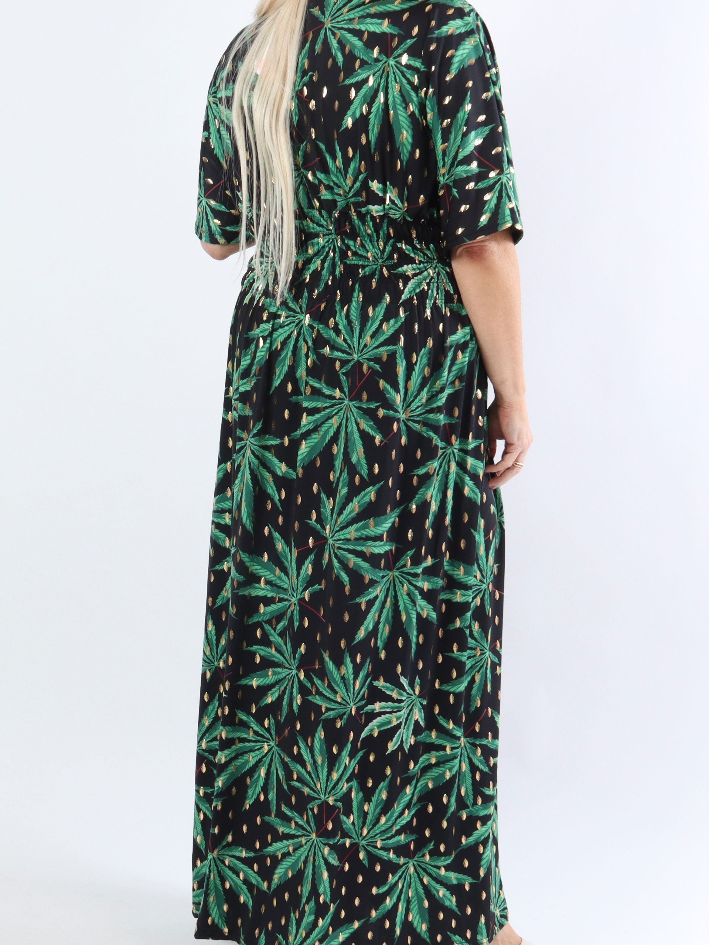 Pams Leaf - Lang elastisk plus size kjole i krølfrit stof