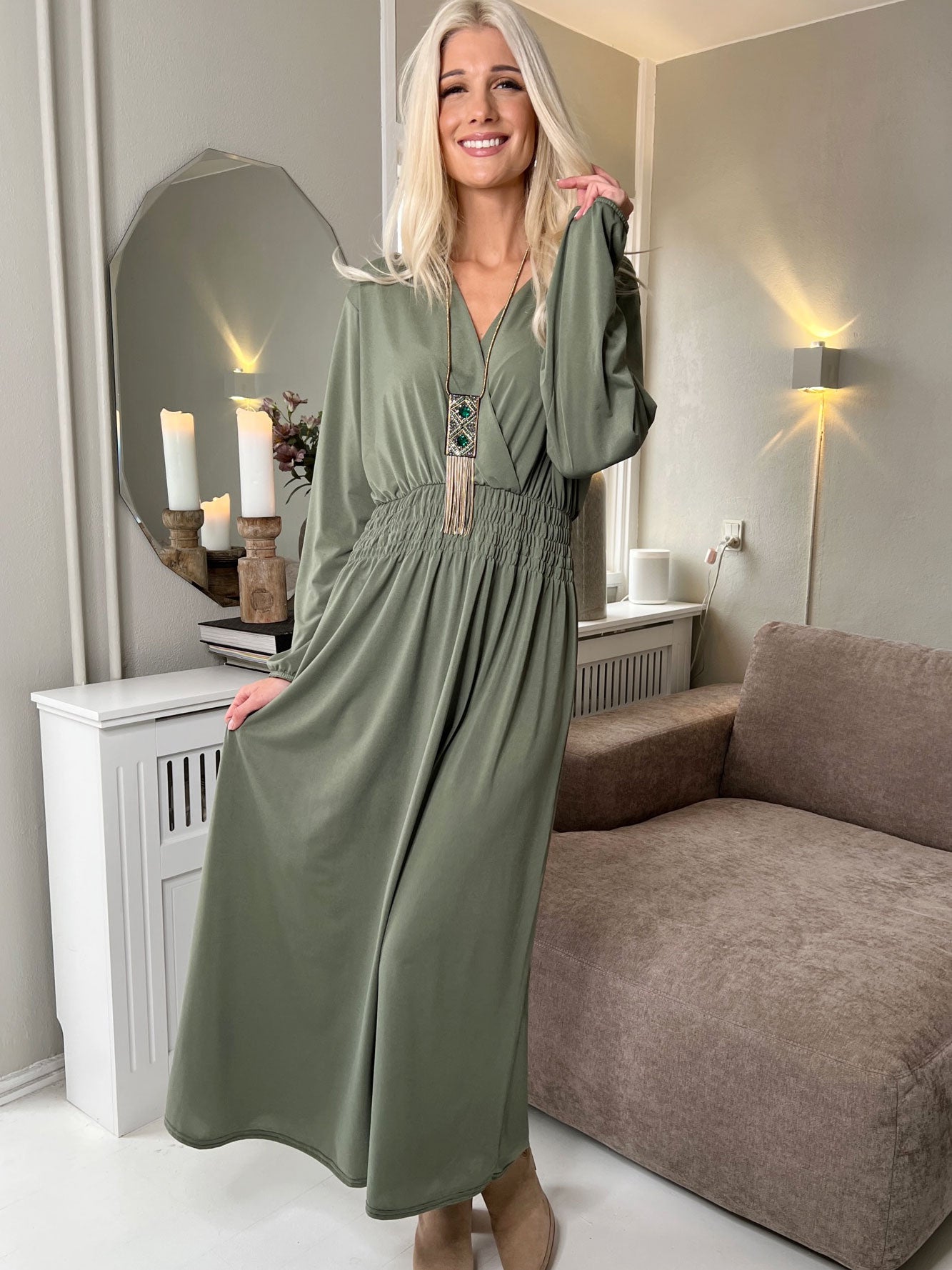 Pams Long Sleeve - Lang elastisk plus size kjole i krølfrit stof