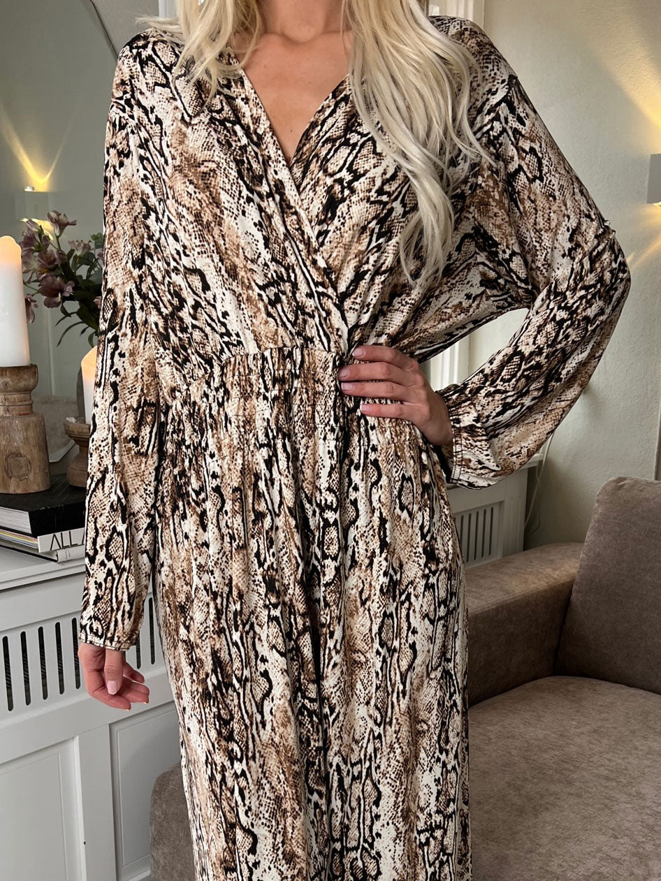 Pams Long Sleeve - Lang elastisk plus size kjole i krølfrit stof