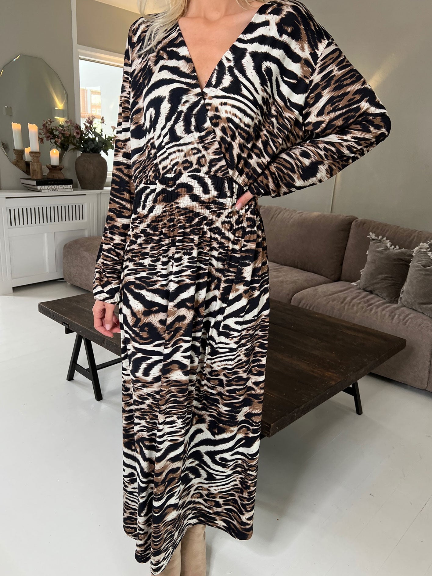 Pams Long Sleeve - Lang elastisk plus size kjole i krølfrit stof