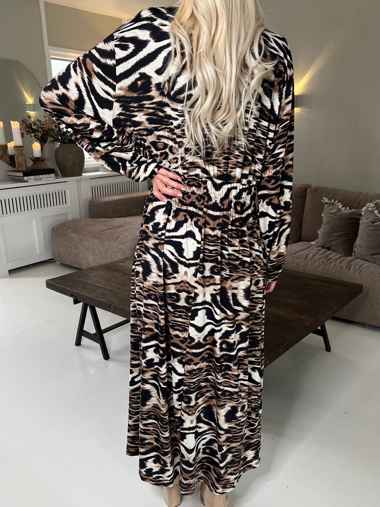 Pams Long Sleeve - Lang elastisk plus size kjole i krølfrit stof