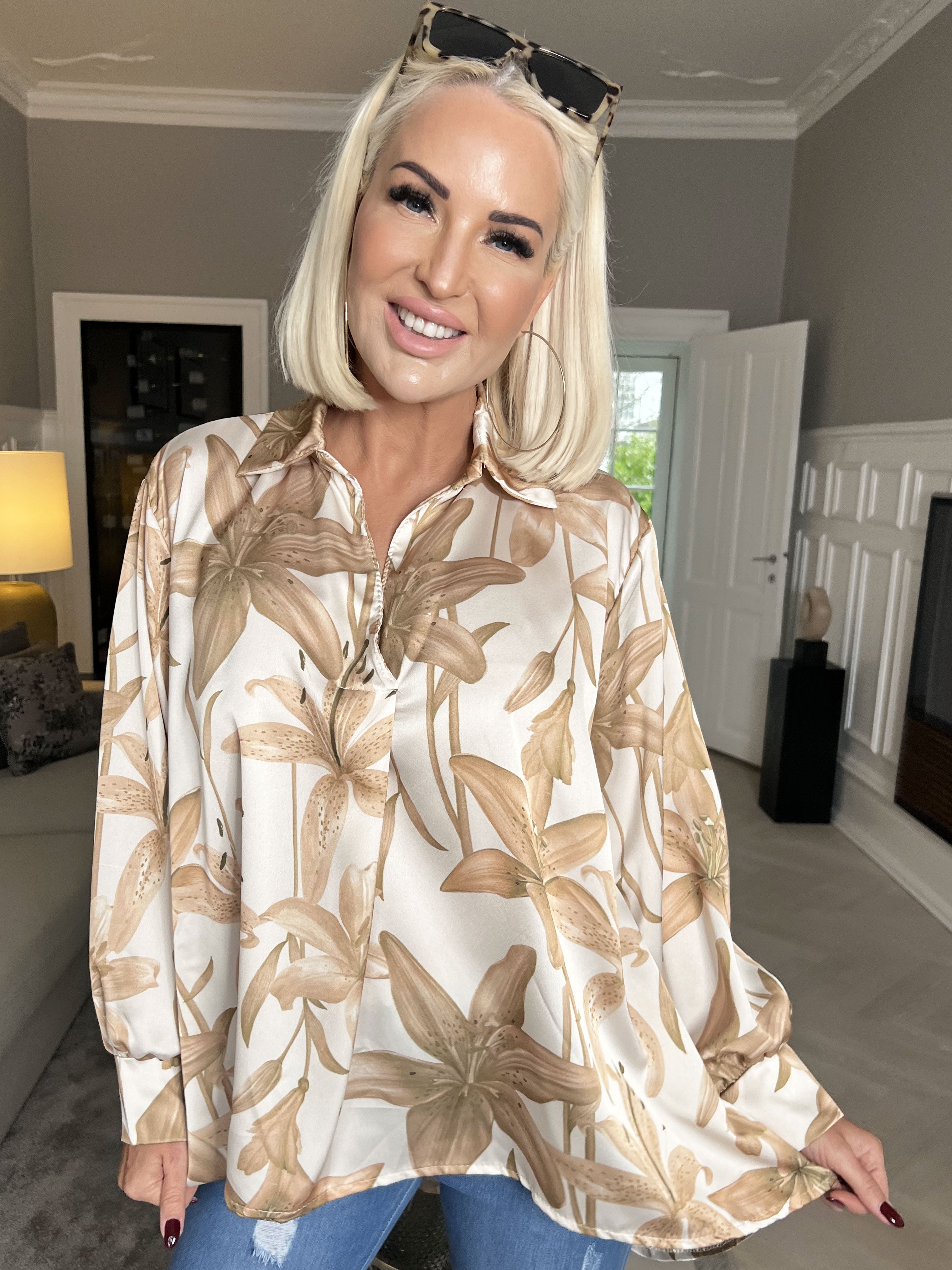 Paradise - Sød skjorte i silkelook med liljemotiver