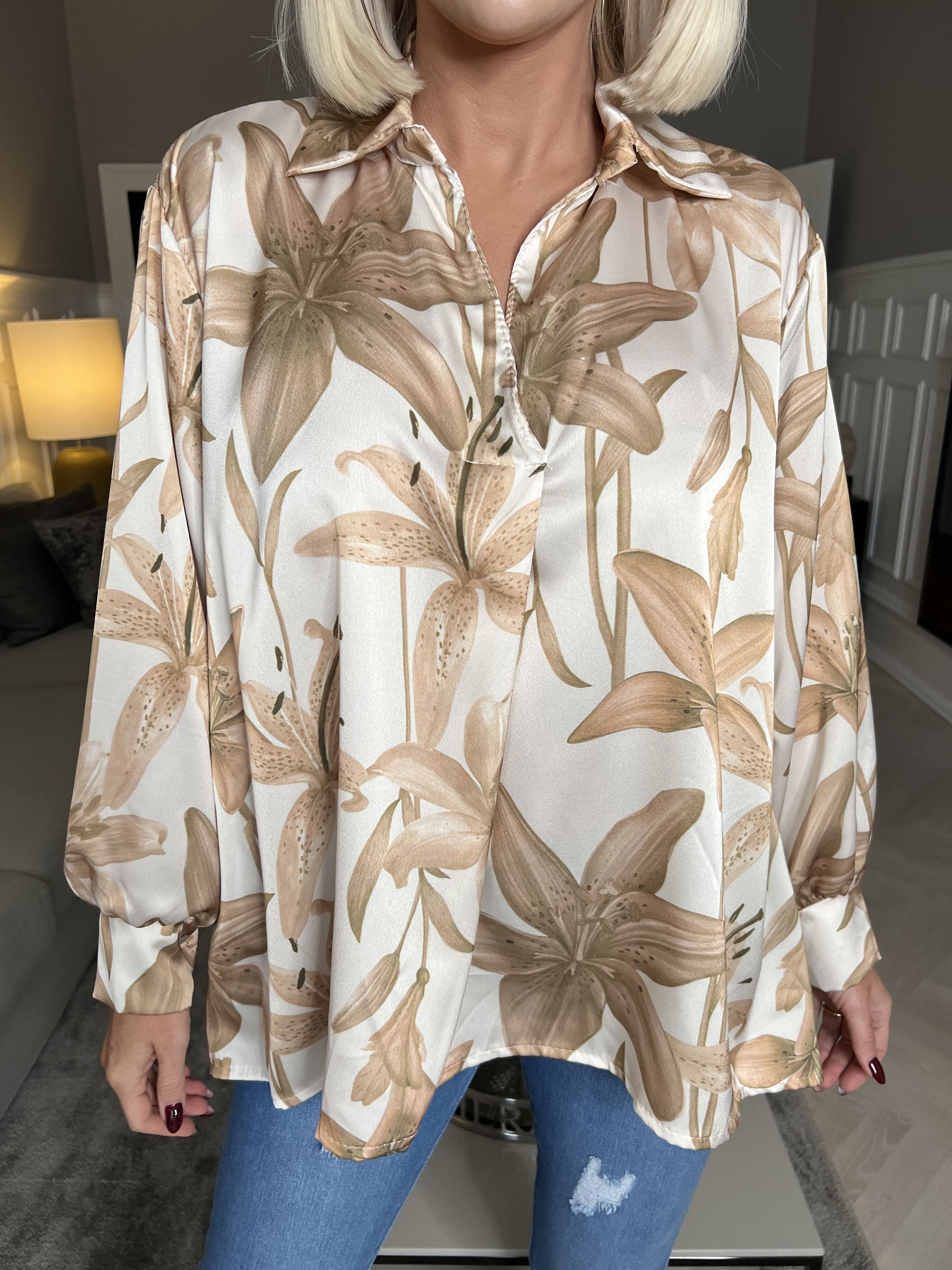 Paradise - Sød skjorte i silkelook med liljemotiver