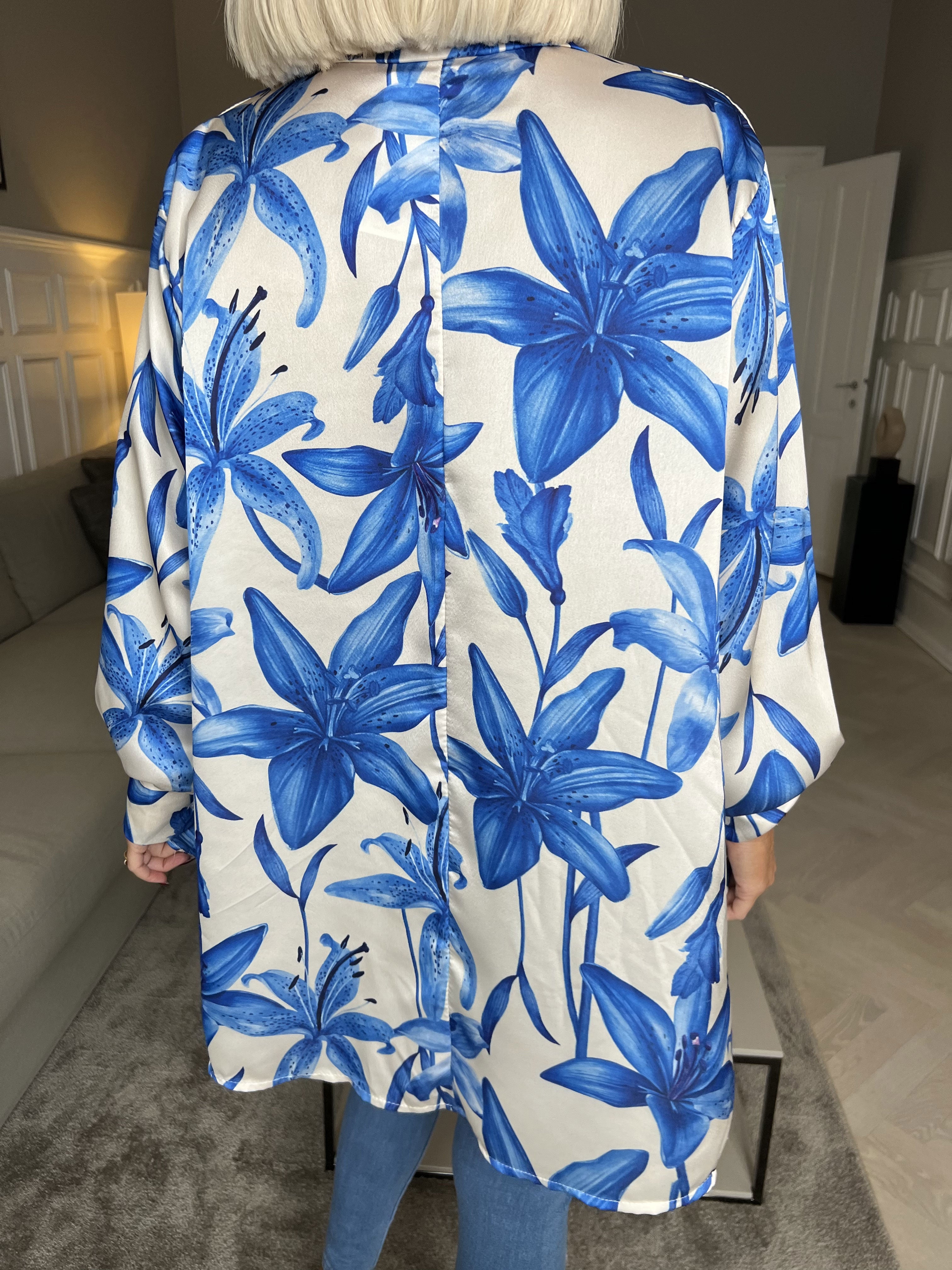 Paradise - Sød skjorte i silkelook med liljemotiver