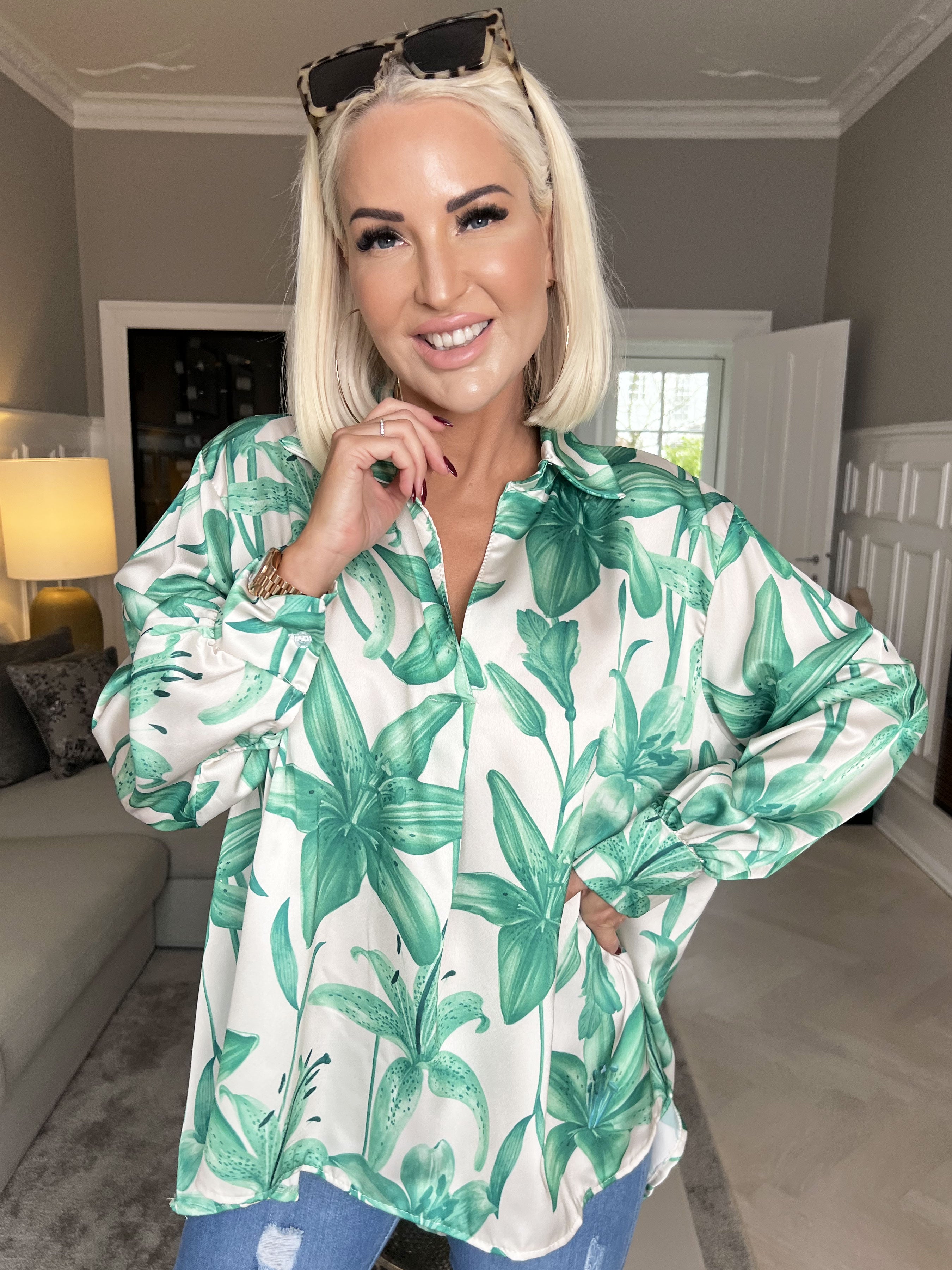 Paradise - Sød skjorte i silkelook med liljemotiver