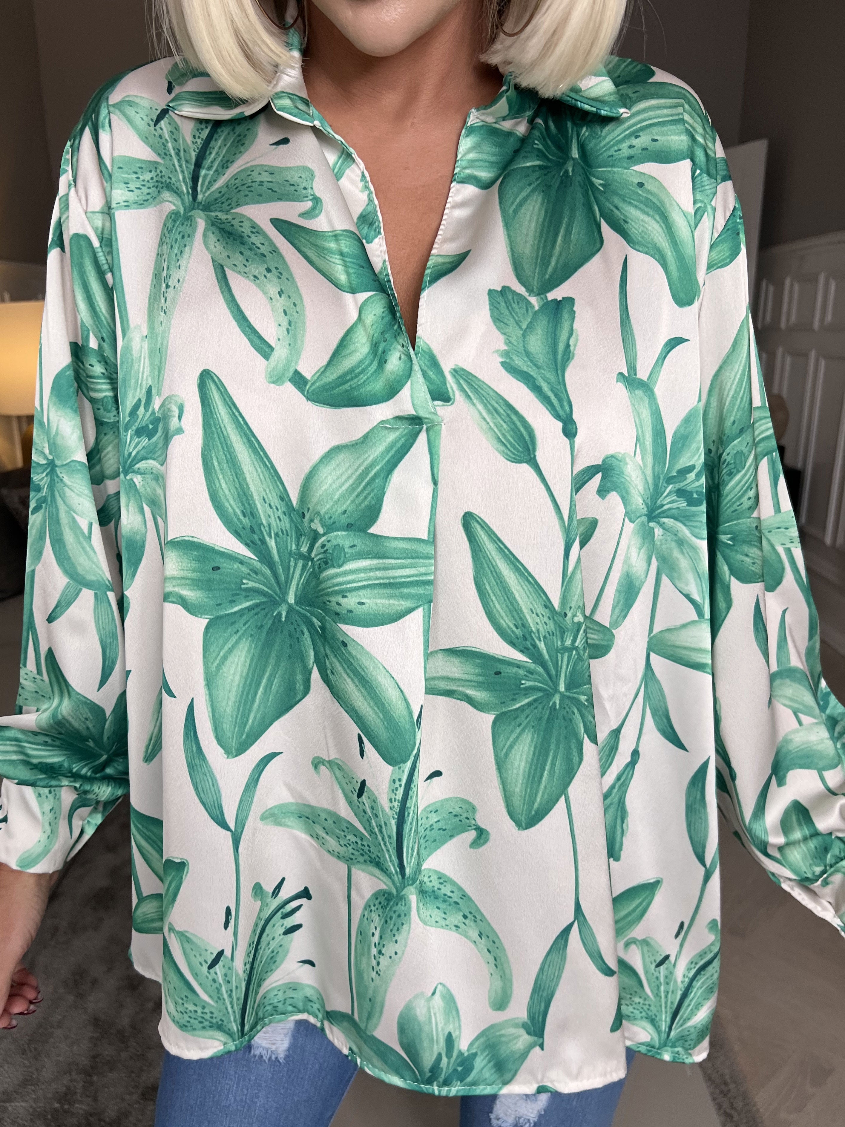 Paradise - Sød skjorte i silkelook med liljemotiver