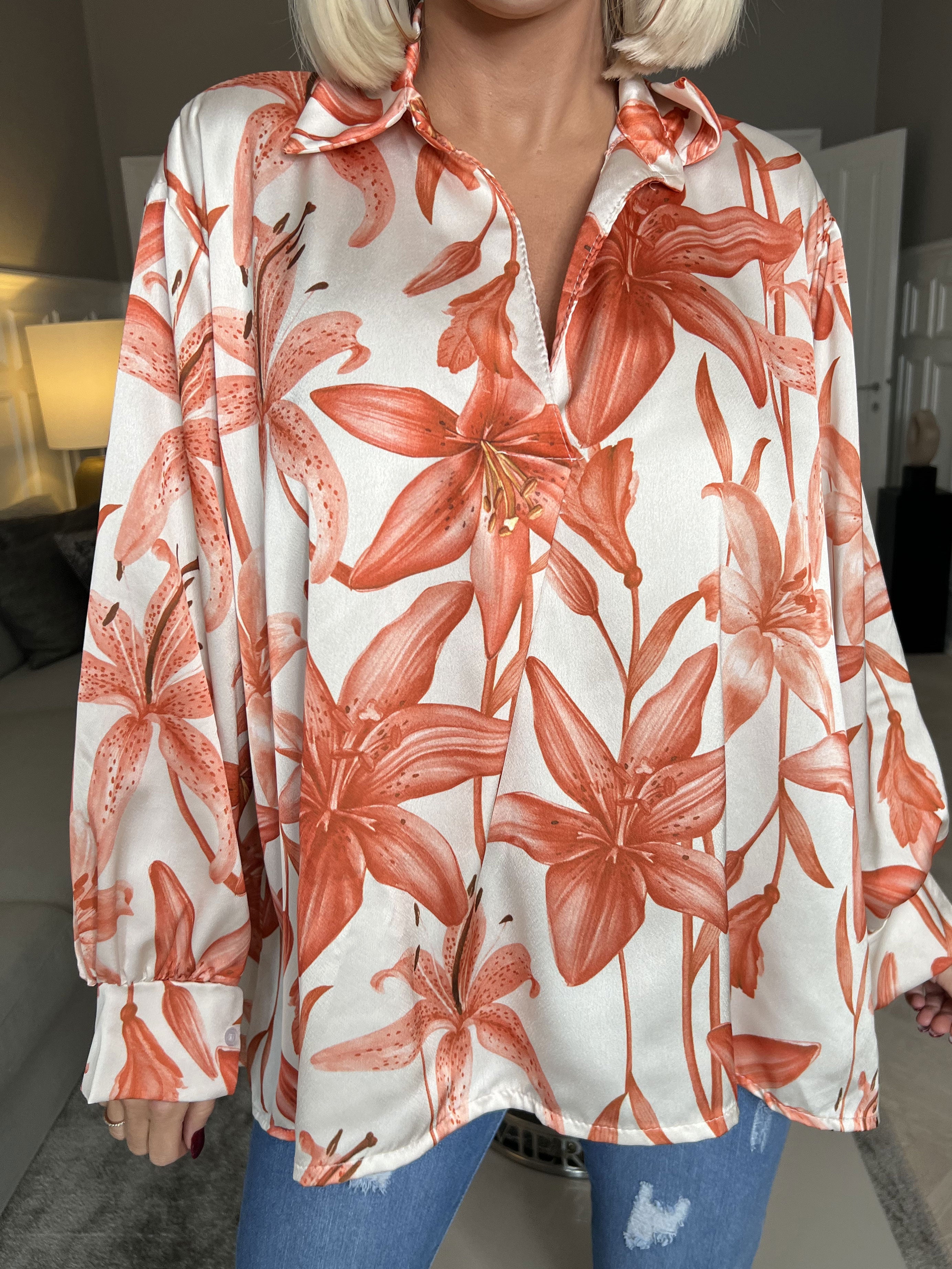 Paradise - Sød skjorte i silkelook med liljemotiver