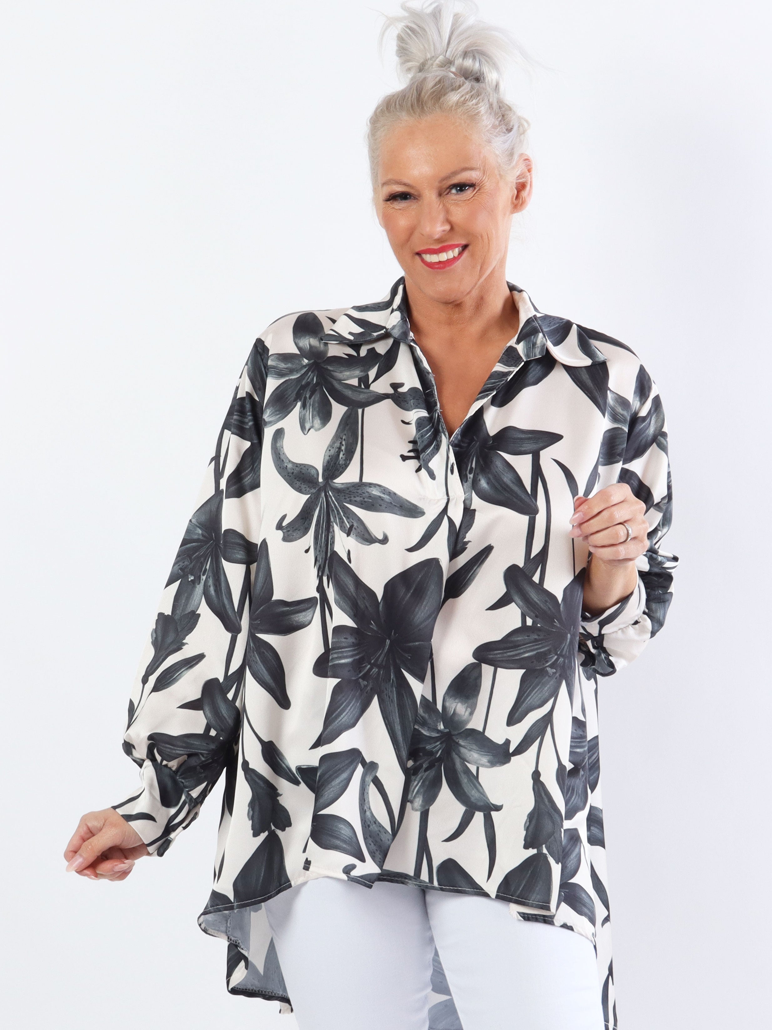 Paradise - Sød plus size skjorte i silkelook med liljemotiver