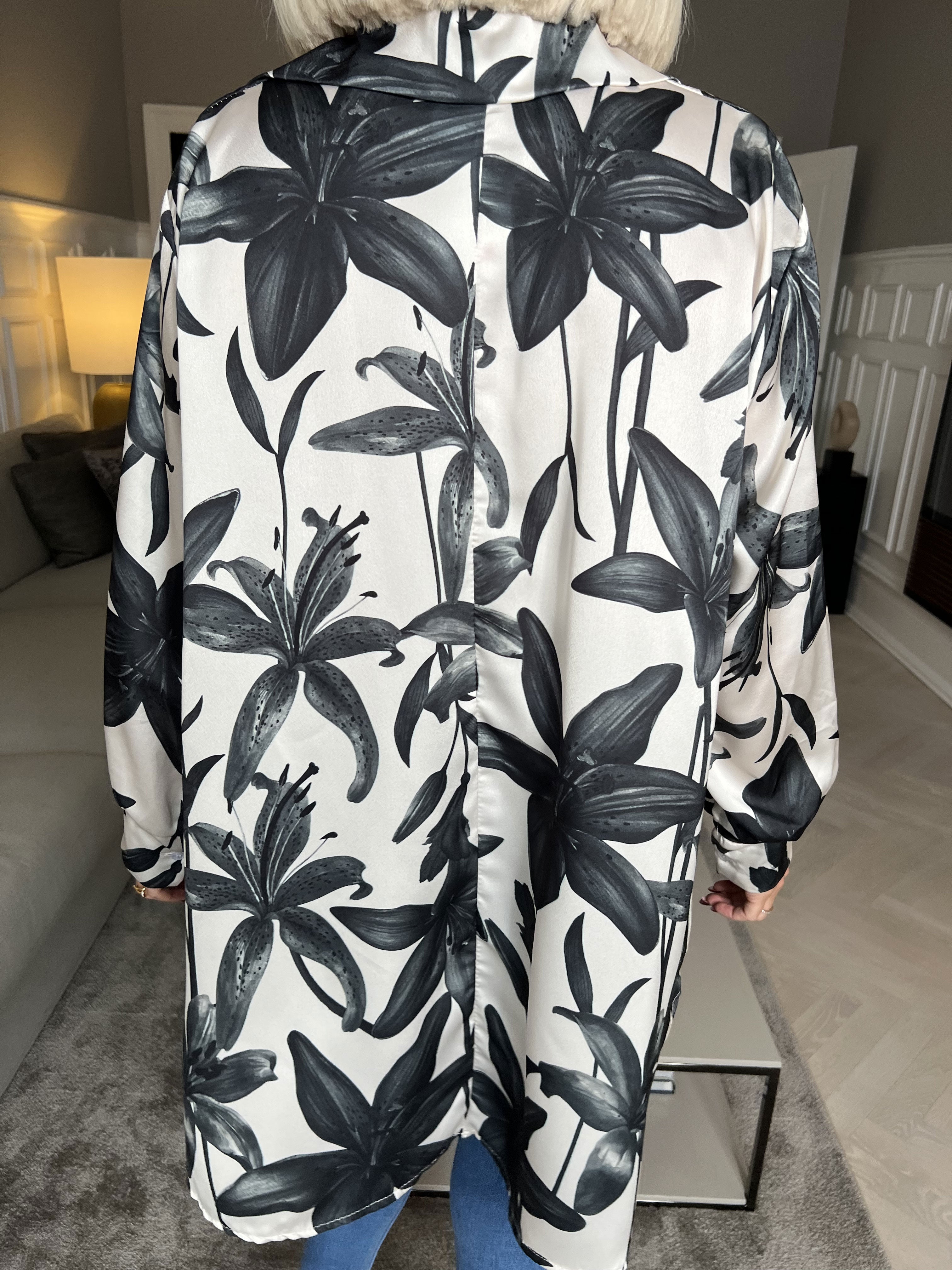 Paradise - Sød skjorte i silkelook med liljemotiver