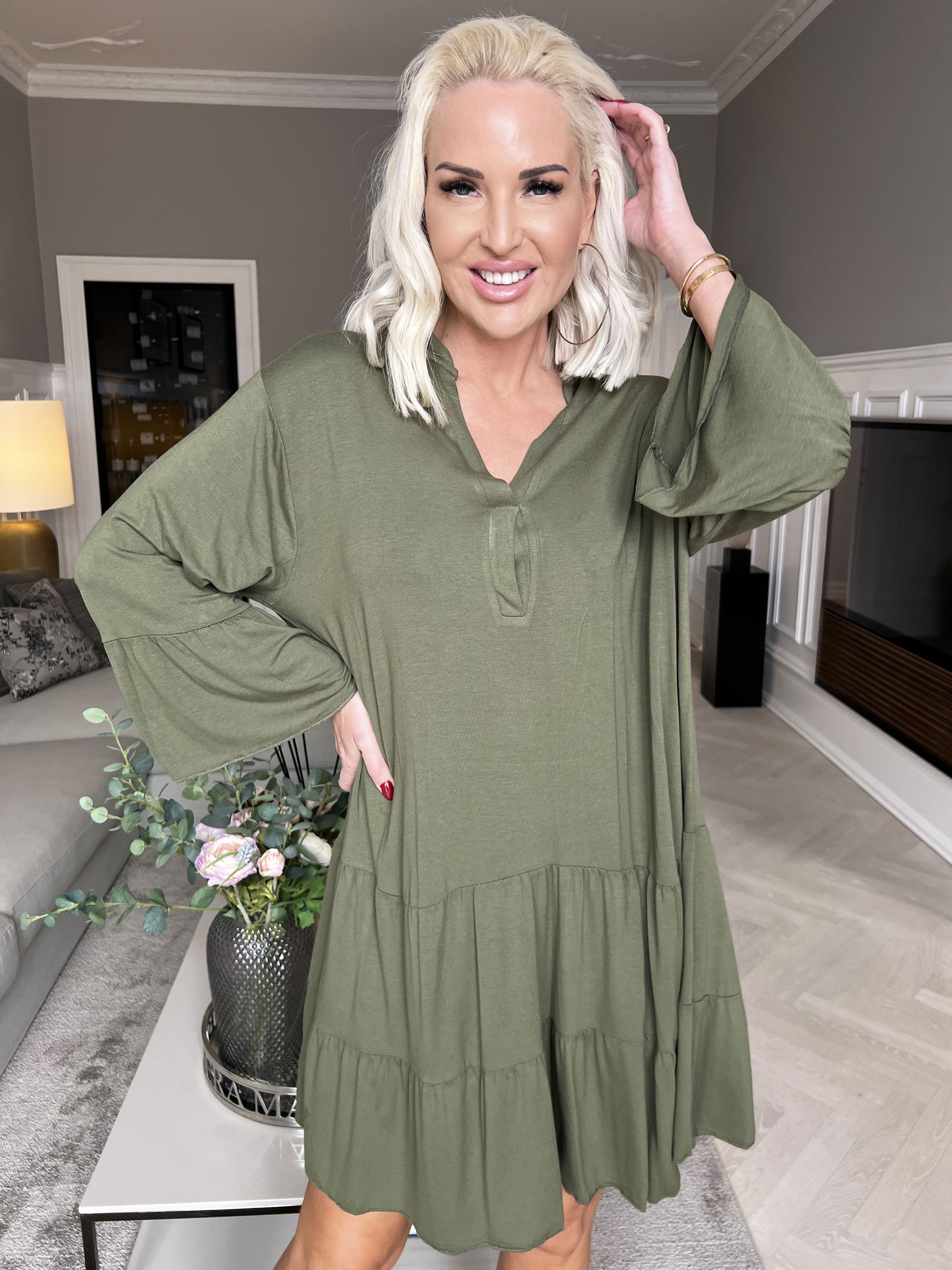 Pauline Plain - Kjole med v-udskæring og lille flæseskørt