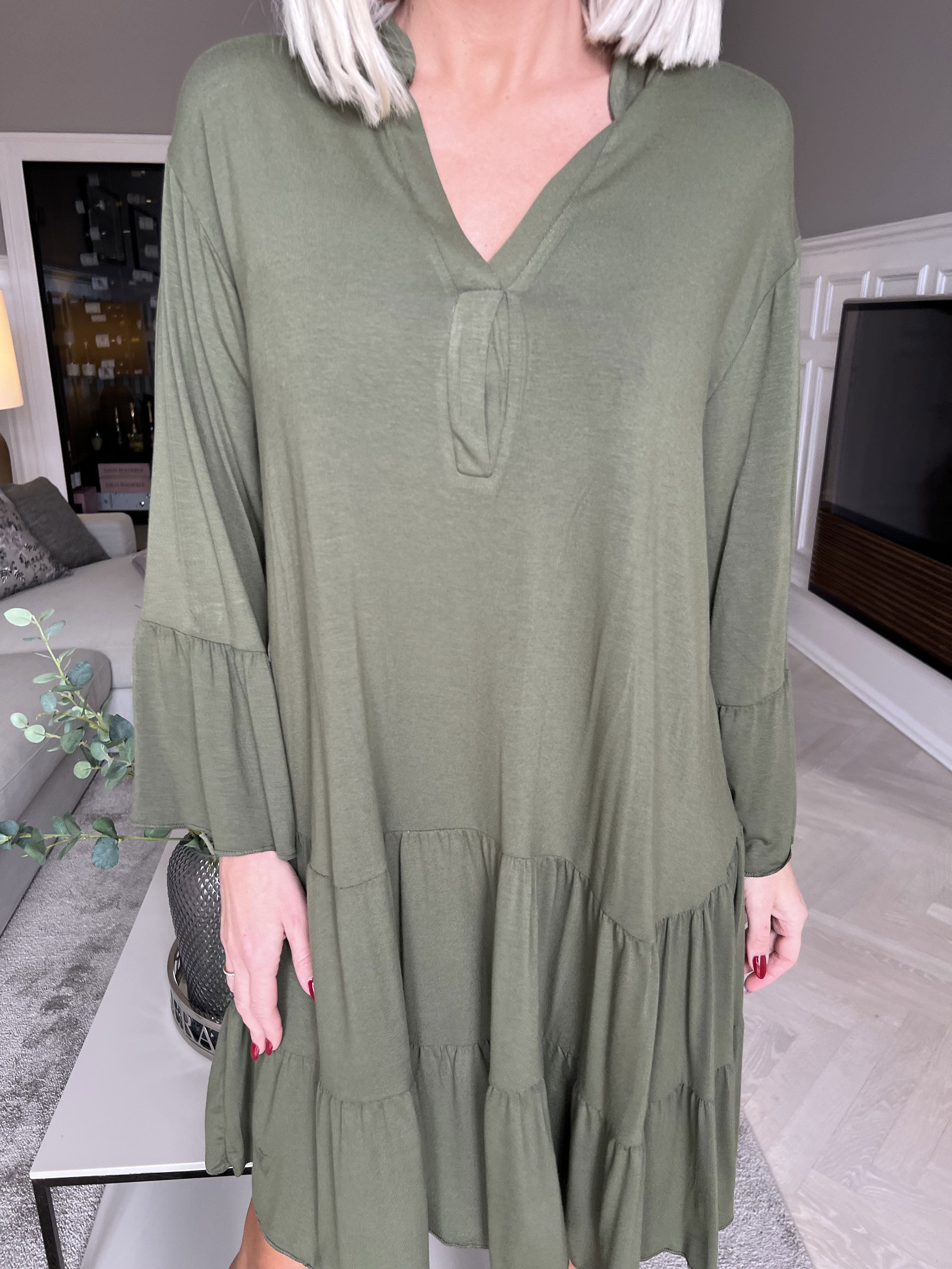 Pauline Plain - Kjole med v-udskæring og lille flæseskørt