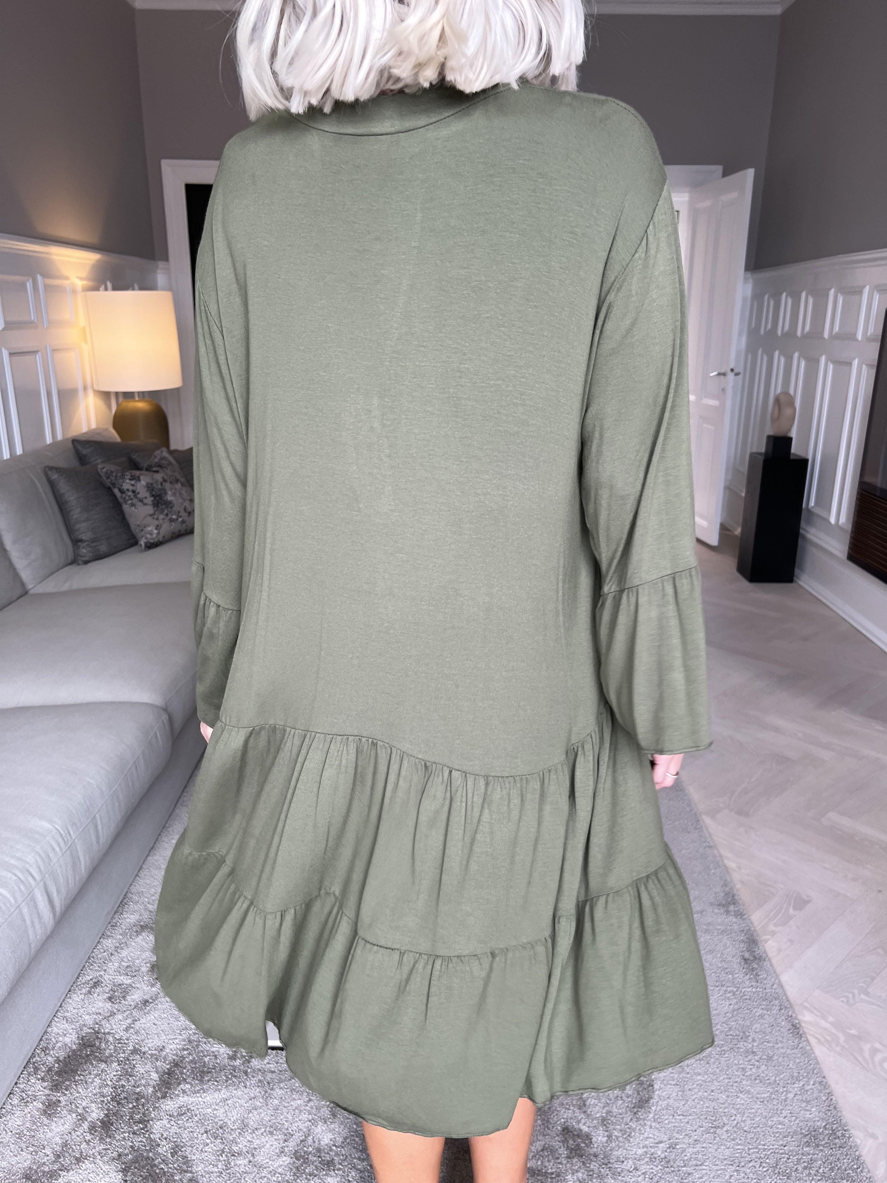 Pauline Plain - Kjole med v-udskæring og lille flæseskørt