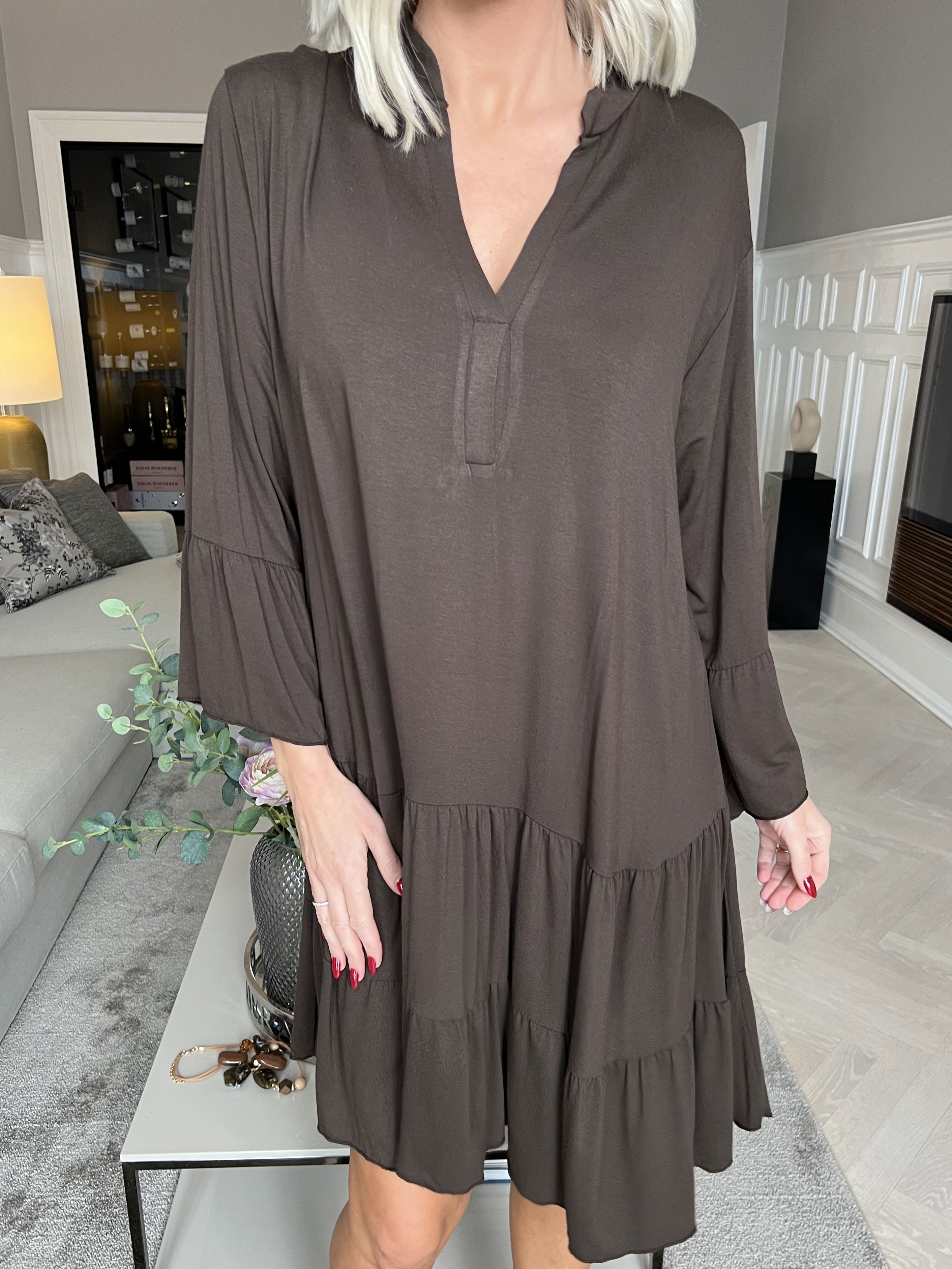 Pauline Plain - Kjole med v-udskæring og lille flæseskørt