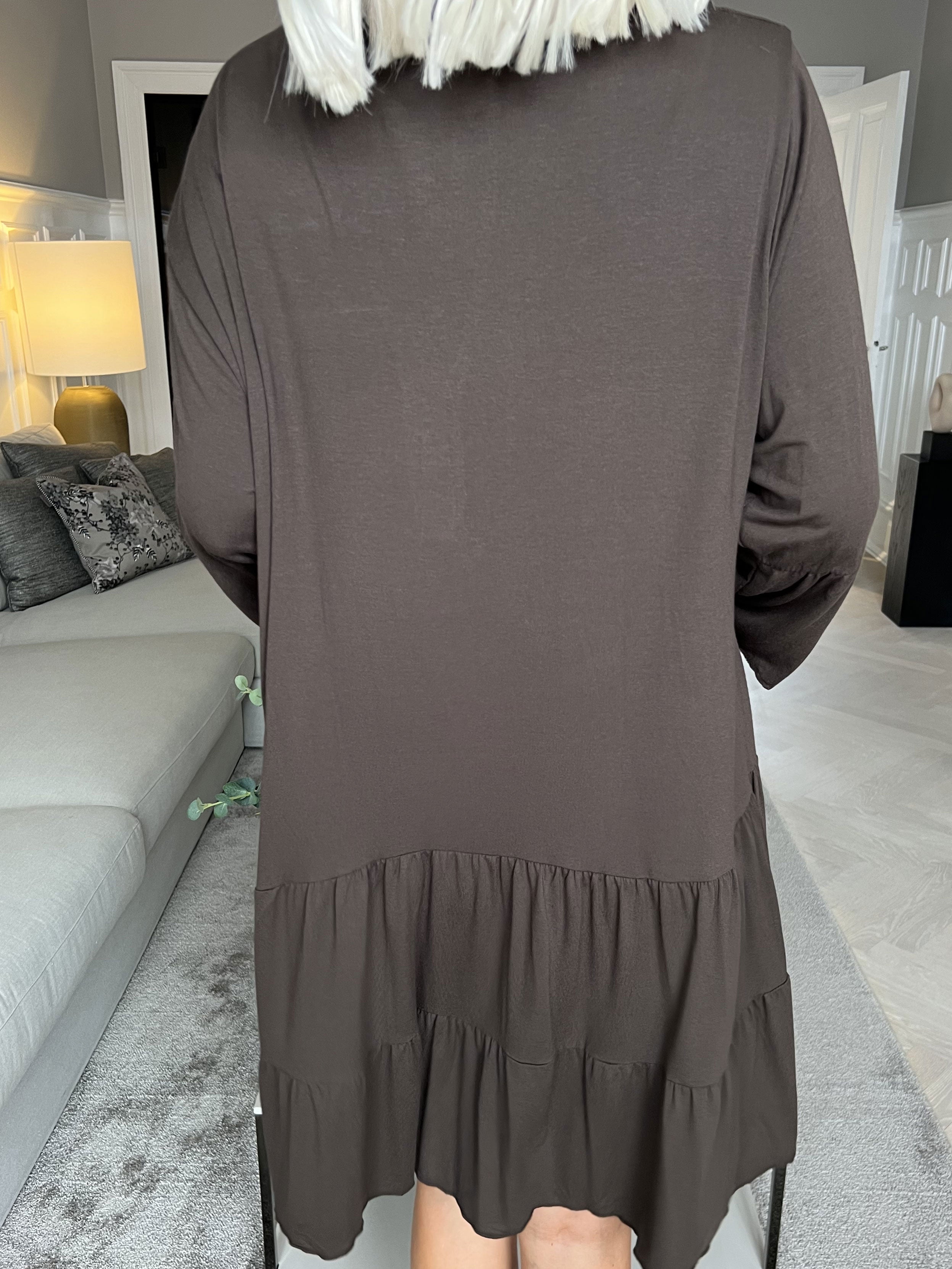 Pauline Plain - Kjole med v-udskæring og lille flæseskørt