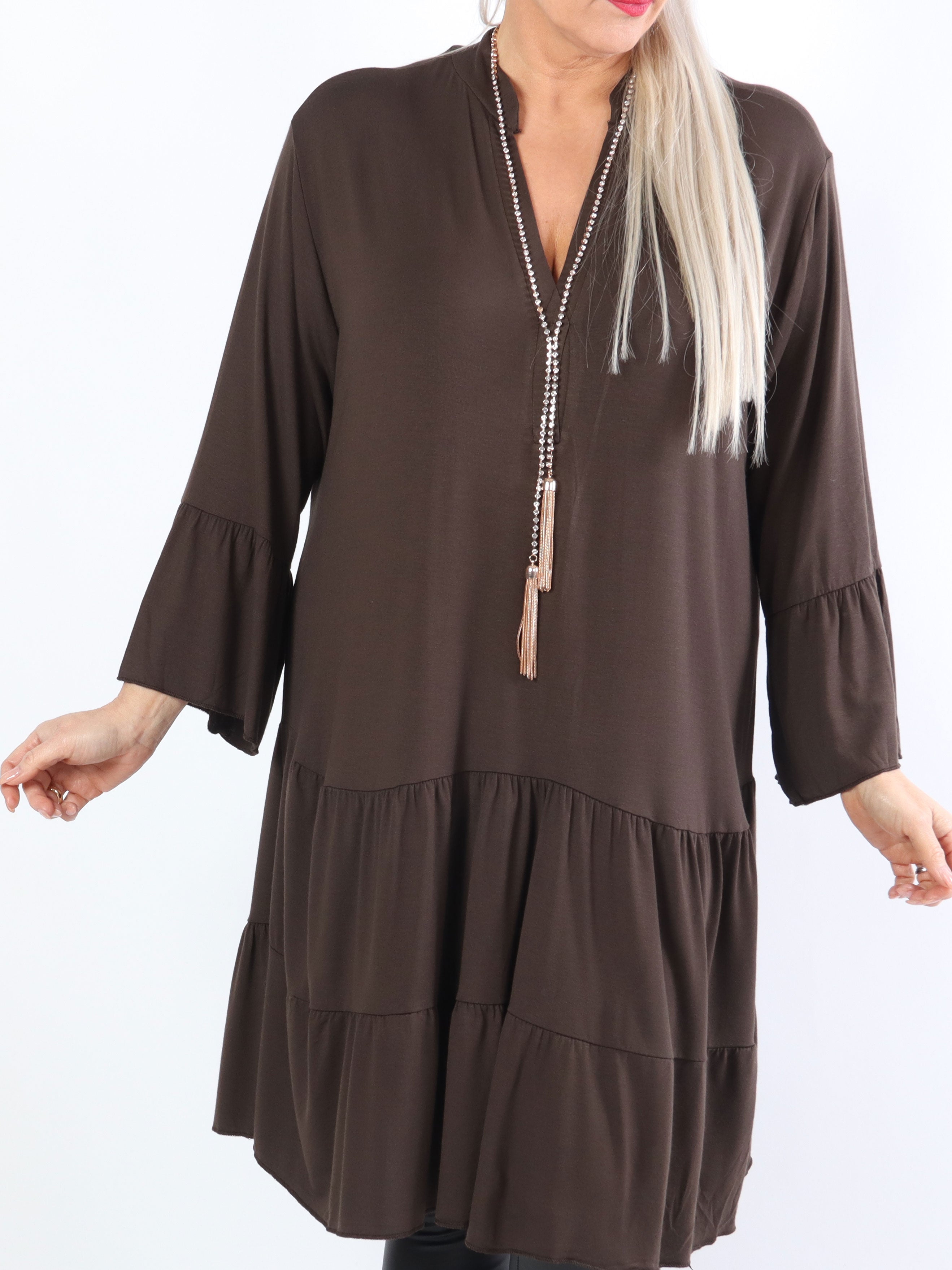 Pauline Plain - Plus size kjole med v-udskæring og lille flæseskørt